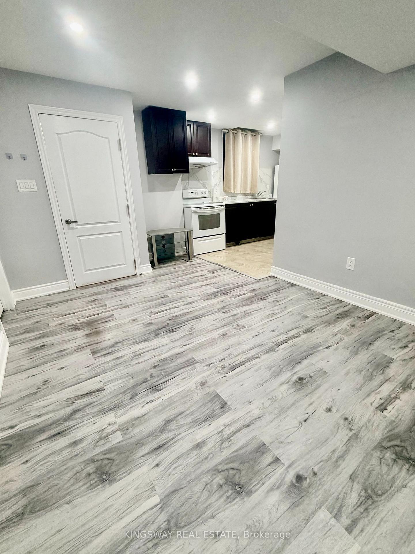 Photo 4 of 67 Baffin Crescent, Brampton, Northwest Brampton — HOMEH