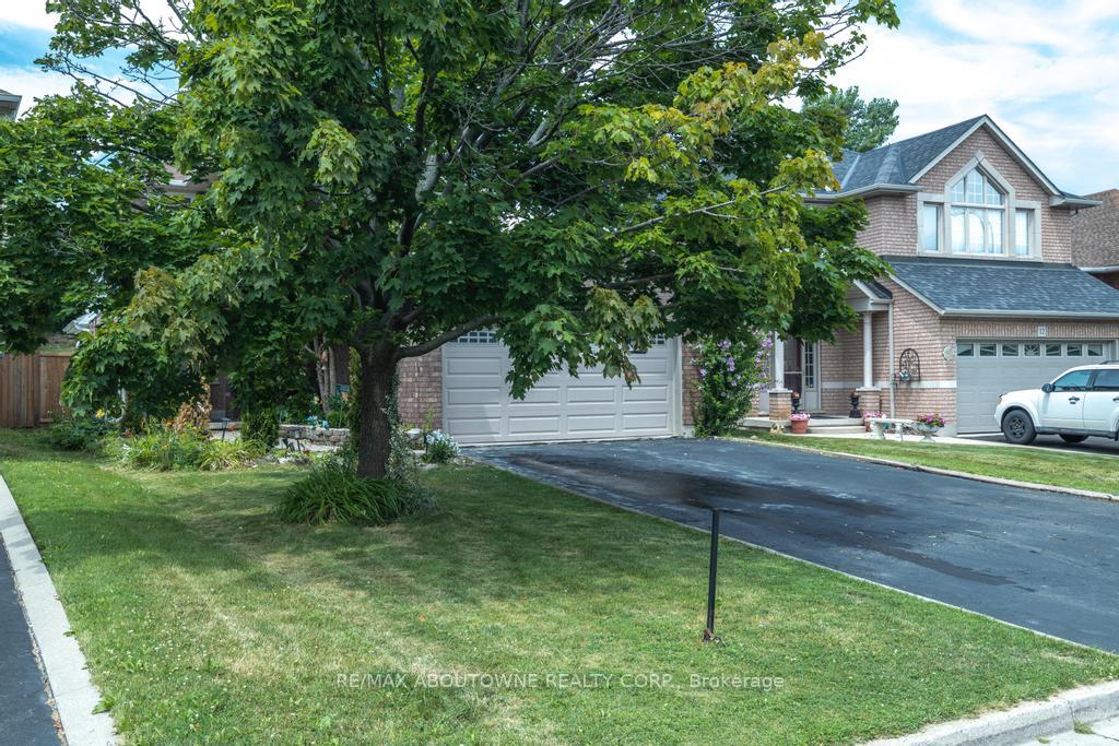 Photo 2 of 14 Sable Drive, Hamilton, Ancaster — HOMEH