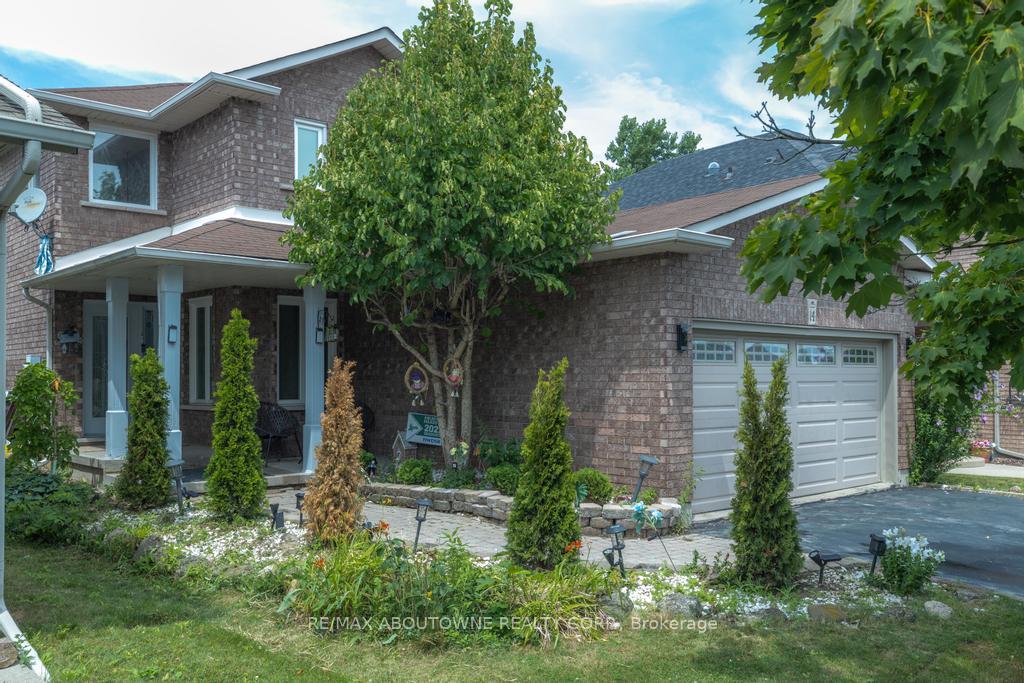 Photo 3 of 14 Sable Drive, Hamilton, Ancaster — HOMEH