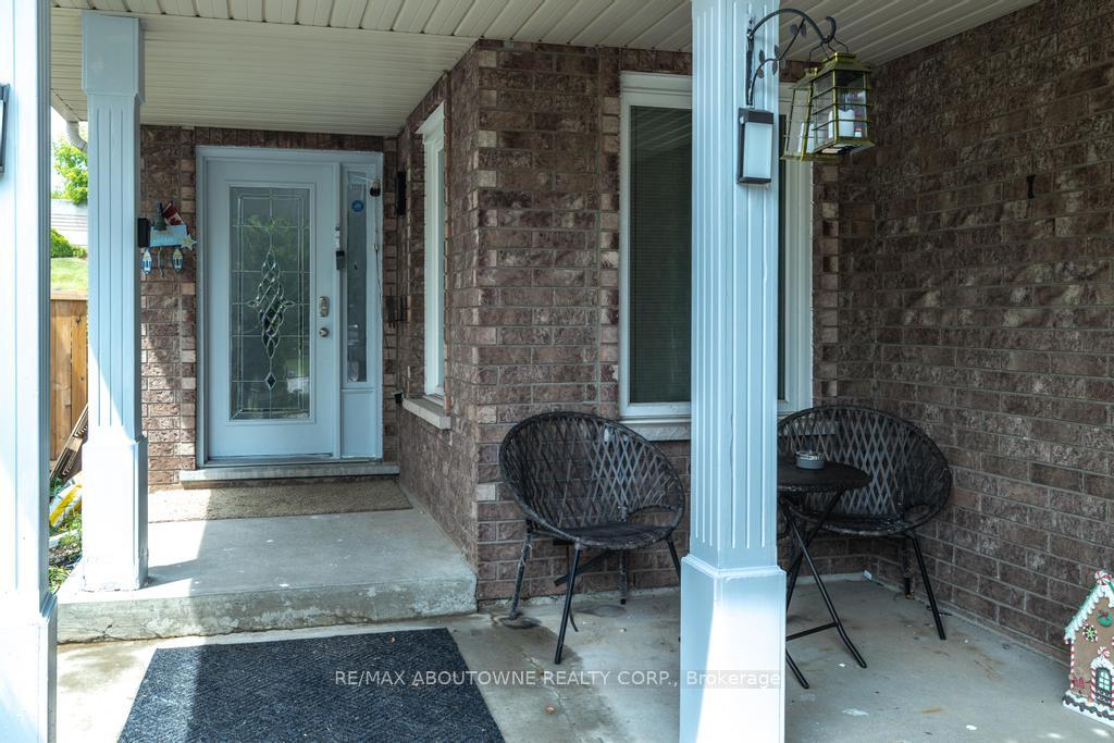 Photo 4 of 14 Sable Drive, Hamilton, Ancaster — HOMEH