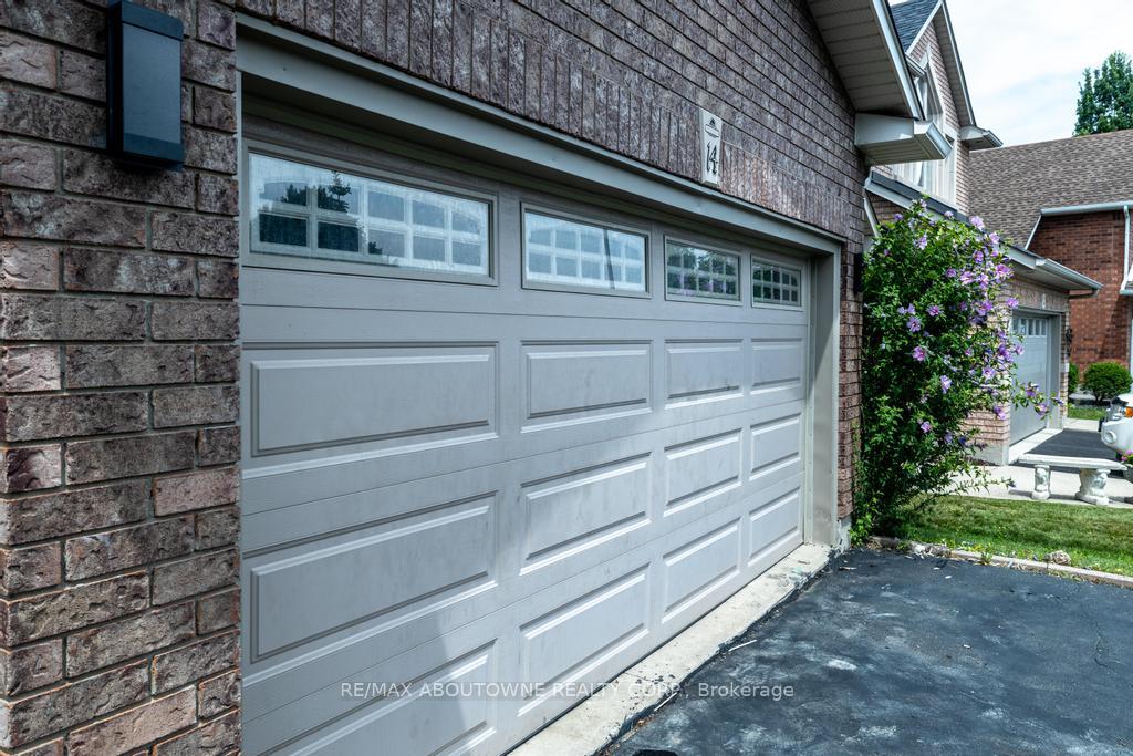 Photo 5 of 14 Sable Drive, Hamilton, Ancaster — HOMEH