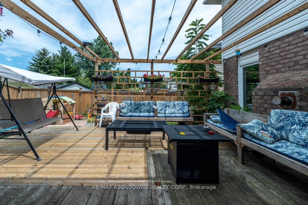 Photo 7 of 14 Sable Drive, Hamilton, Ancaster — HOMEH