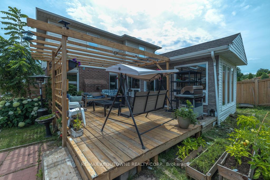 Photo 8 of 14 Sable Drive, Hamilton, Ancaster — HOMEH