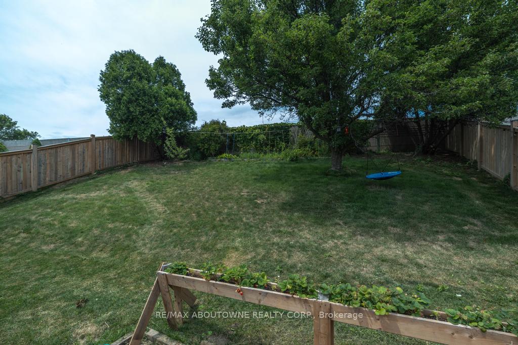 Photo 11 of 14 Sable Drive, Hamilton, Ancaster — HOMEH