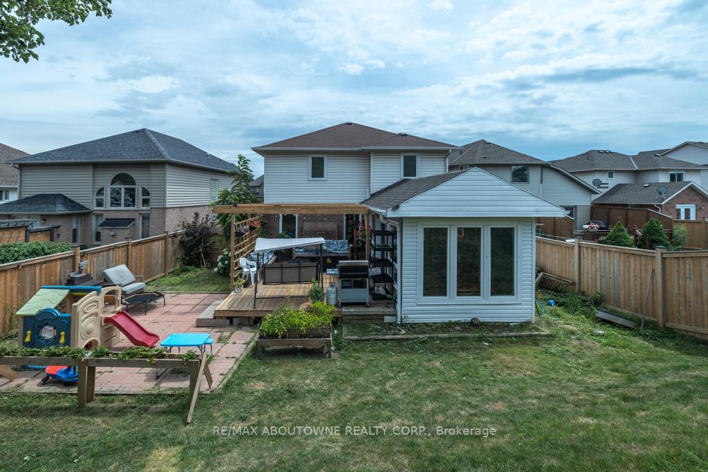 Photo 12 of 14 Sable Drive, Hamilton, Ancaster — HOMEH