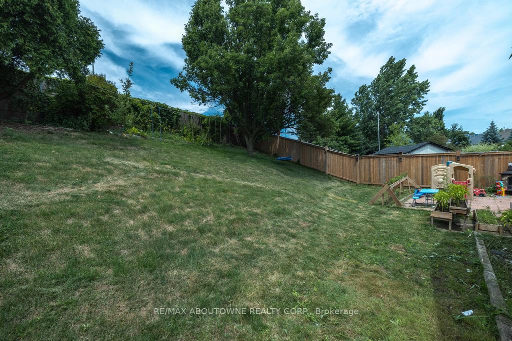 Photo 13 of 14 Sable Drive, Hamilton, Ancaster — HOMEH