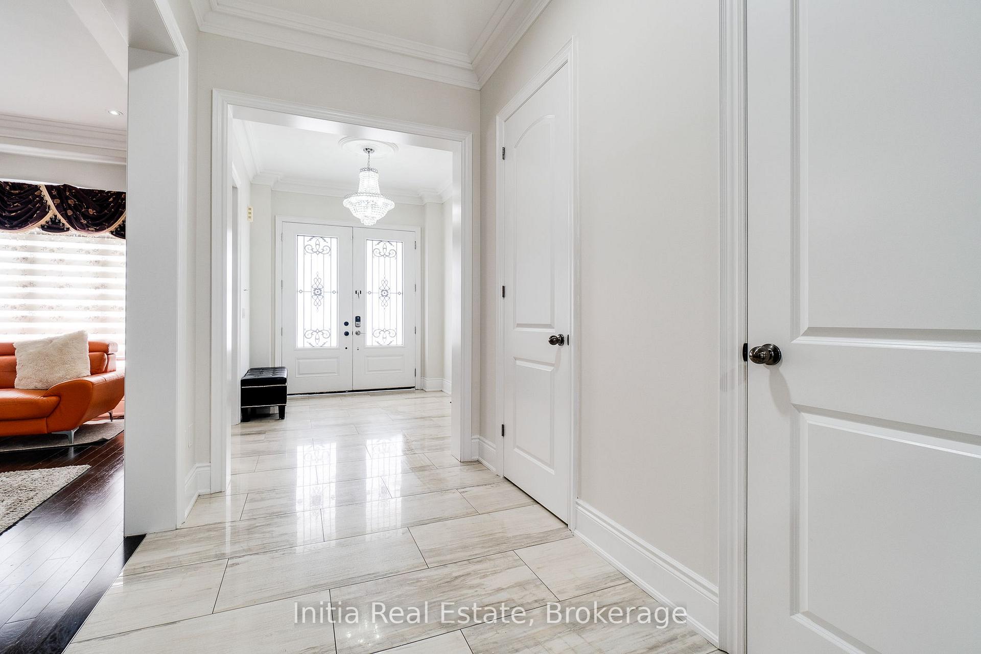 Photo 4 of 12 Erintown Crescent S, Brampton, Toronto Gore Rural Estate — HOMEH