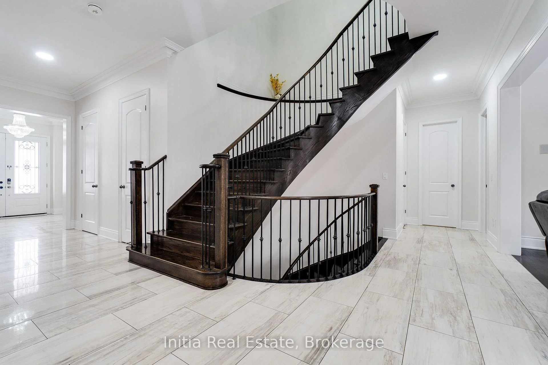 Photo 8 of 12 Erintown Crescent S, Brampton, Toronto Gore Rural Estate — HOMEH