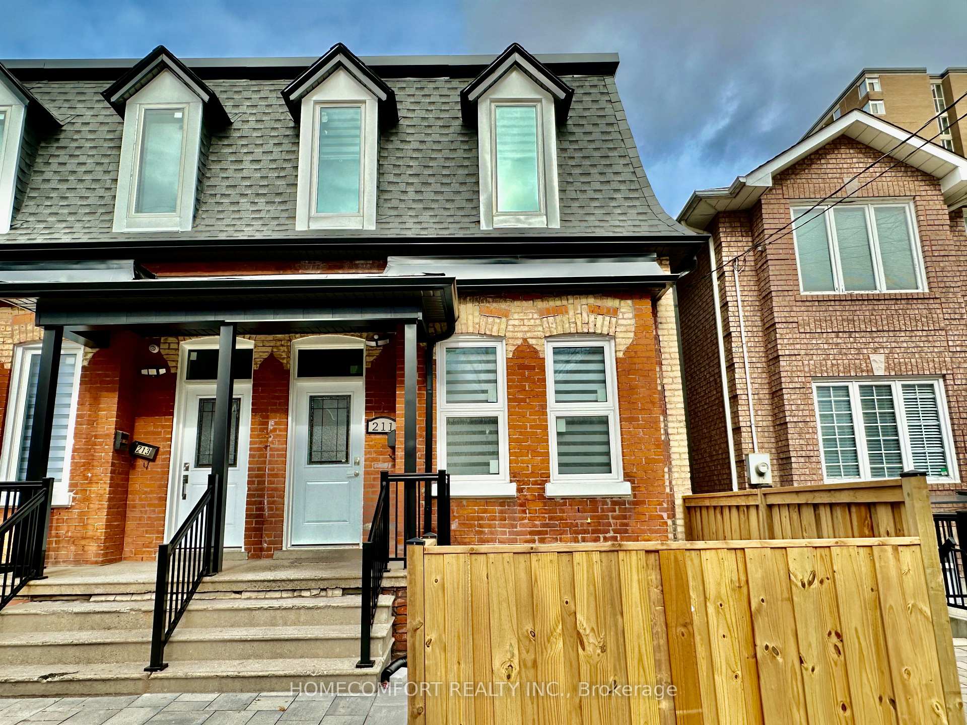 Photo of Unit Upper, 211 Osler Street