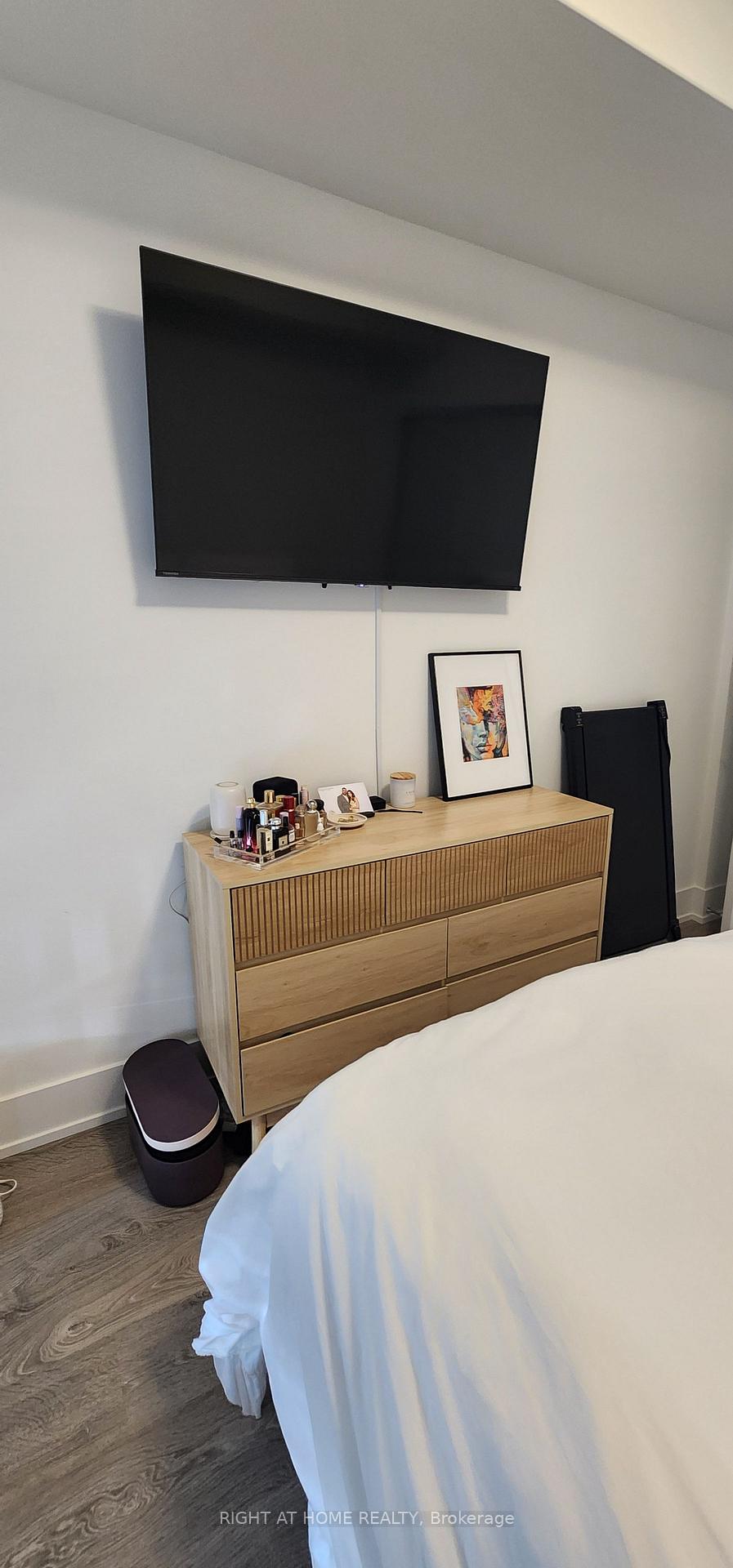 Photo 2 of Unit 304, 259 The Kingsway Way E, Etobicoke, Edenbridge-Humber Valley — HOMEH
