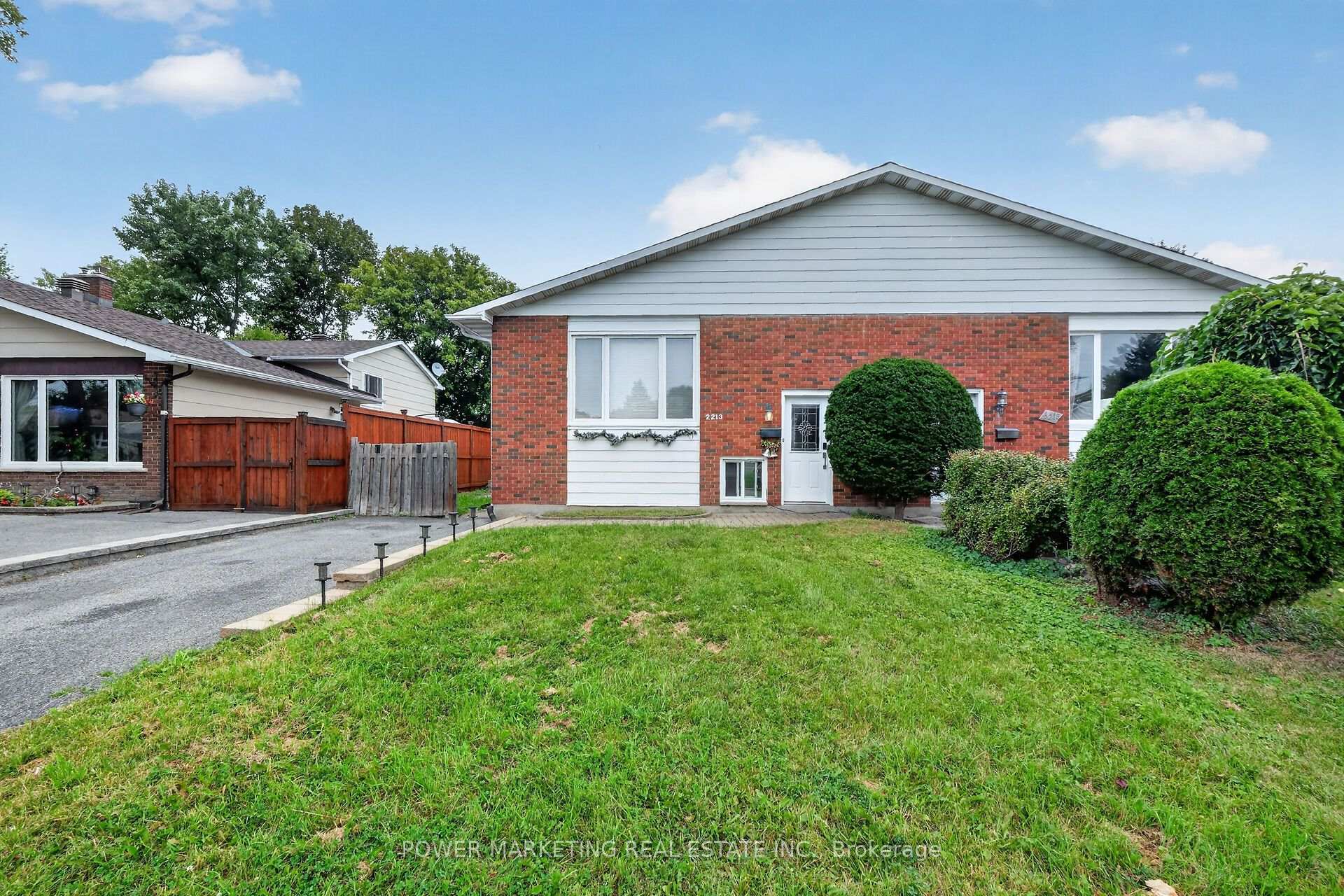 Photo 2 of 2213 Fillmore Crescent, Ottawa, Beacon Hill North — HOMEH