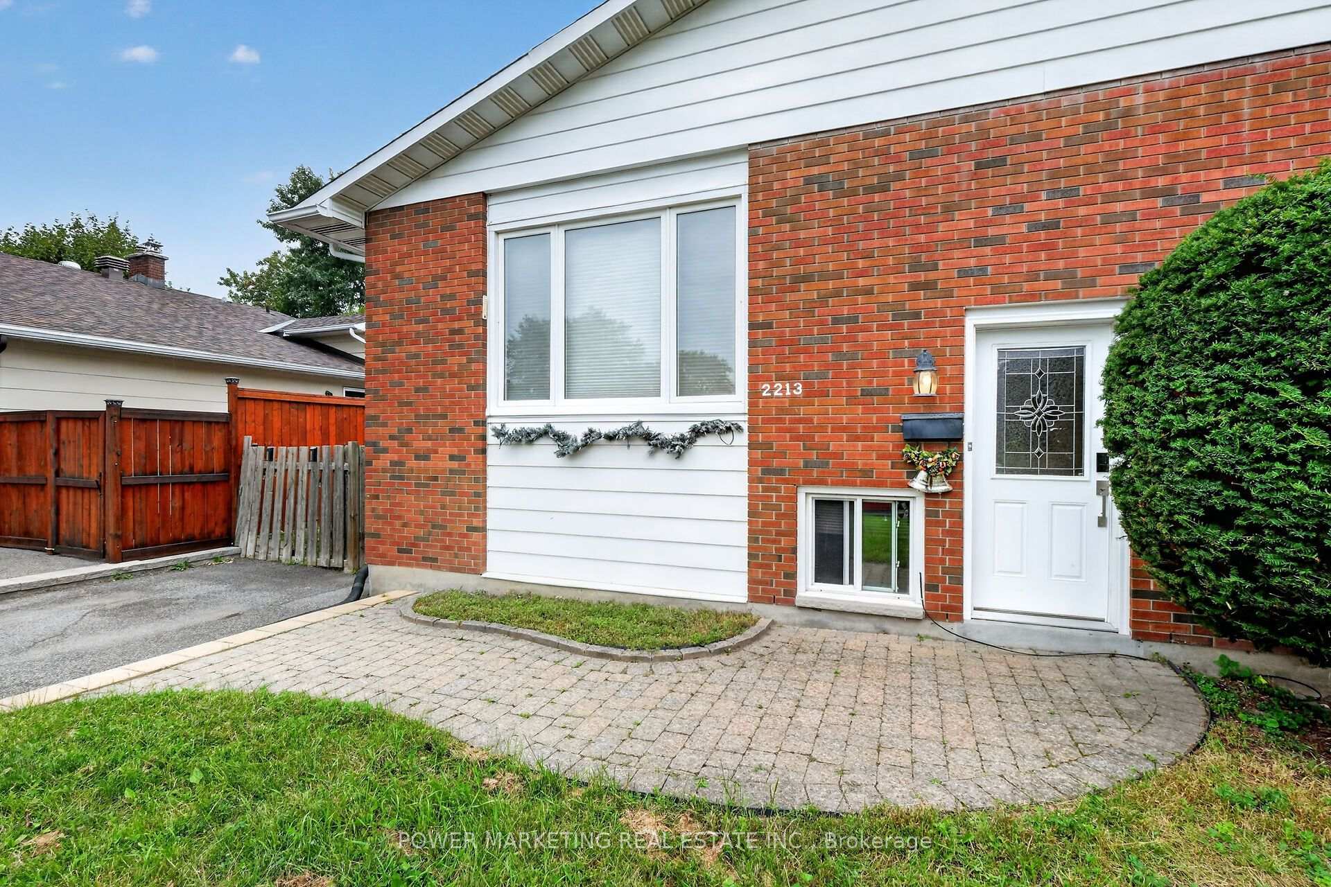 Photo 3 of 2213 Fillmore Crescent, Ottawa, Beacon Hill North — HOMEH