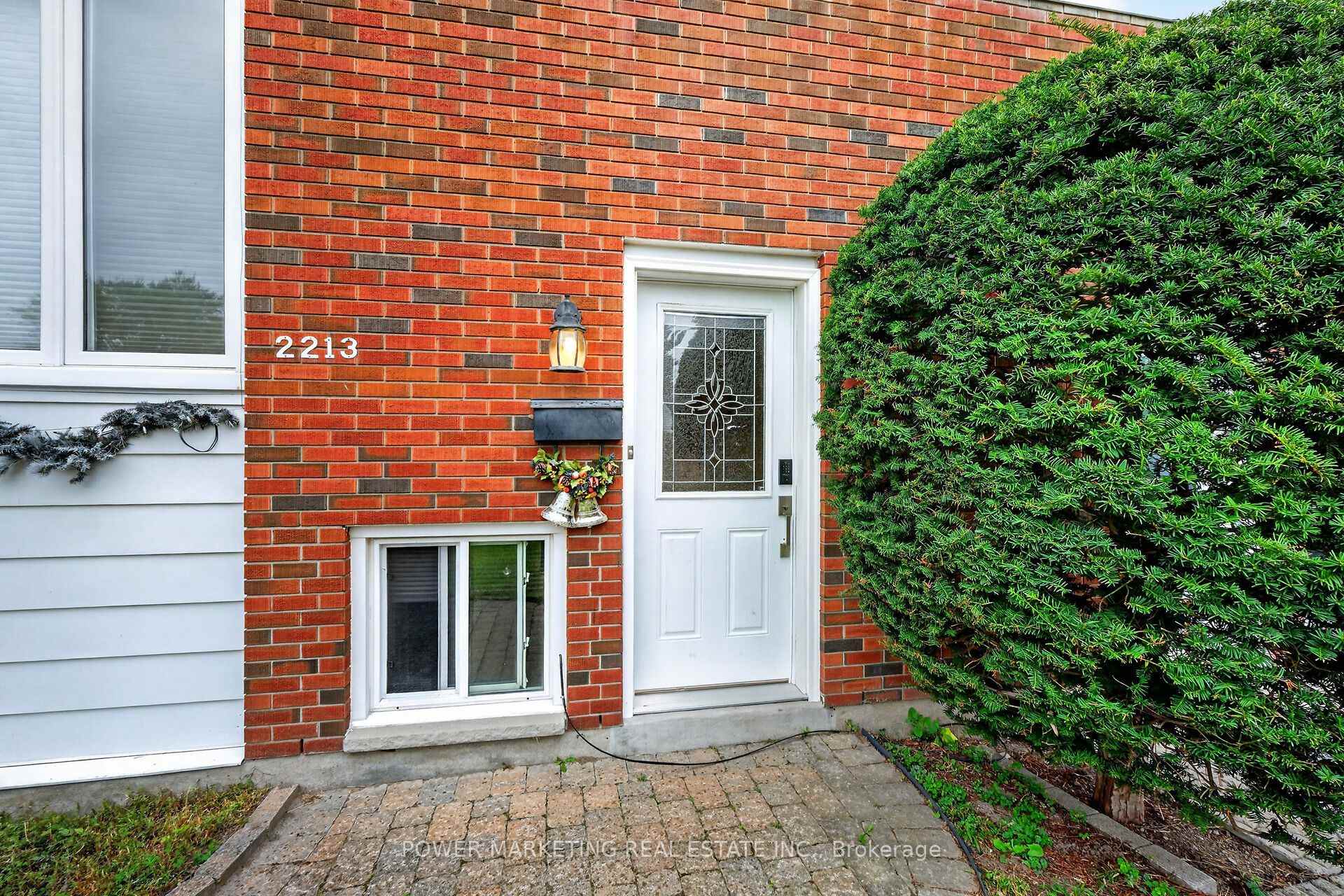 Photo 4 of 2213 Fillmore Crescent, Ottawa, Beacon Hill North — HOMEH