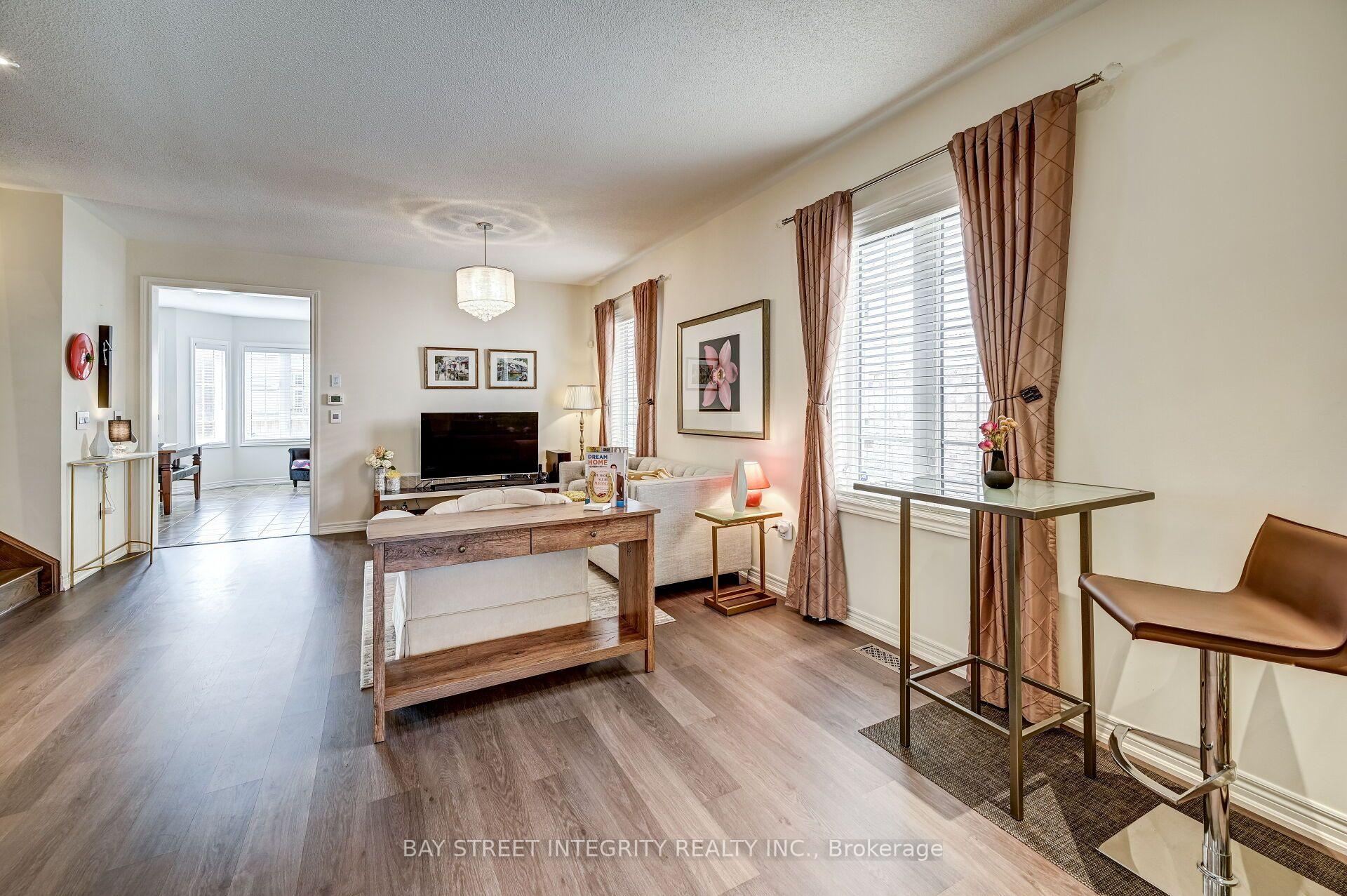 Photo 4 of 537 Stream Crescent, Oakville, Sixteen Hollow — HOMEH