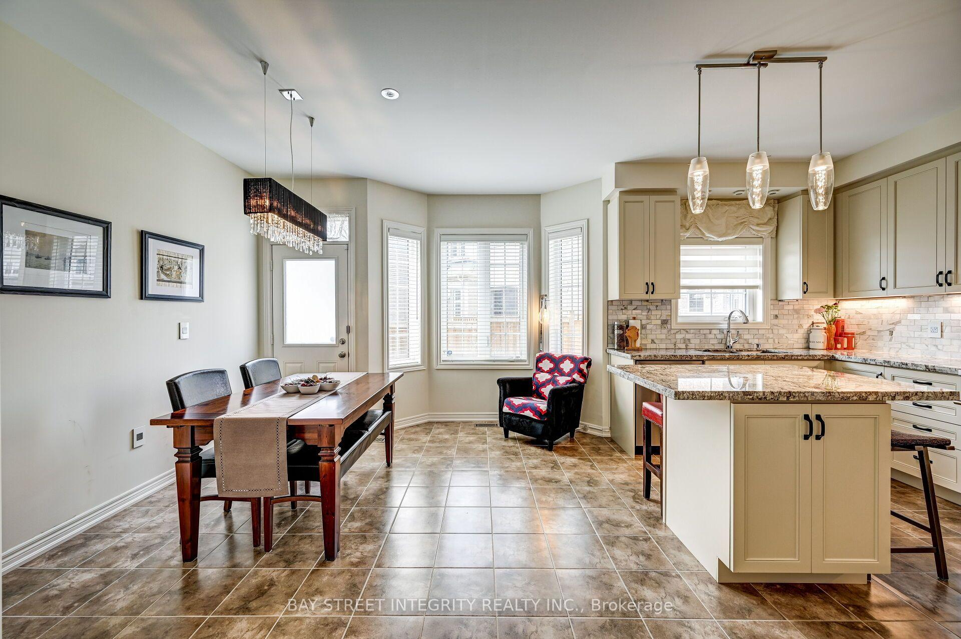 Photo 13 of 537 Stream Crescent, Oakville, Sixteen Hollow — HOMEH