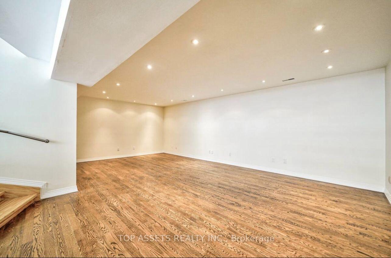 Photo 14 of 25 Fallingbrook Drive, Scarborough, Birchcliffe-Cliffside — HOMEH