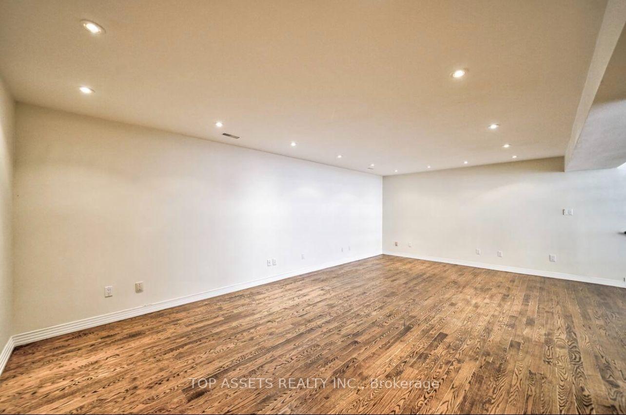 Photo 15 of 25 Fallingbrook Drive, Scarborough, Birchcliffe-Cliffside — HOMEH
