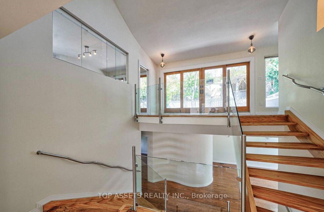 Photo 20 of 25 Fallingbrook Drive, Scarborough, Birchcliffe-Cliffside — HOMEH