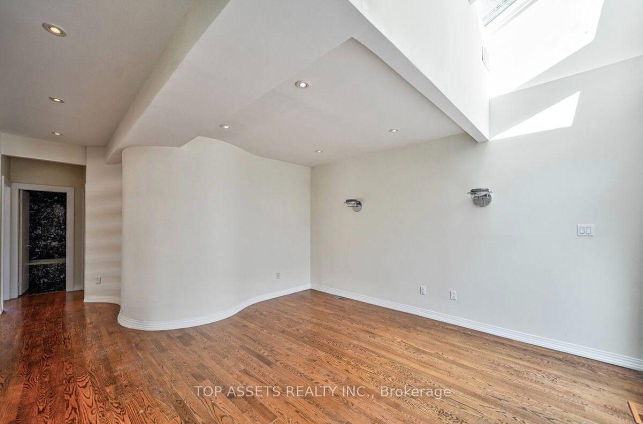 Photo 21 of 25 Fallingbrook Drive, Scarborough, Birchcliffe-Cliffside — HOMEH