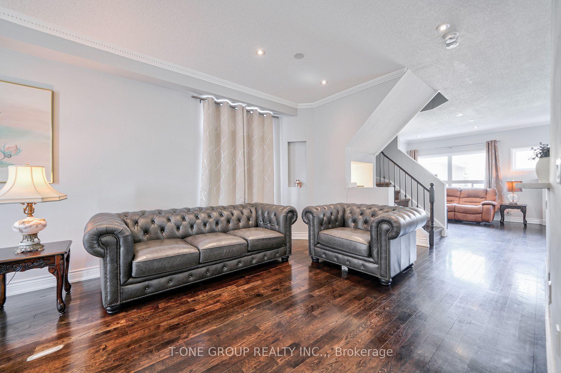 Photo 2 of 3 Mccaul Street, Markham, Berczy — HOMEH