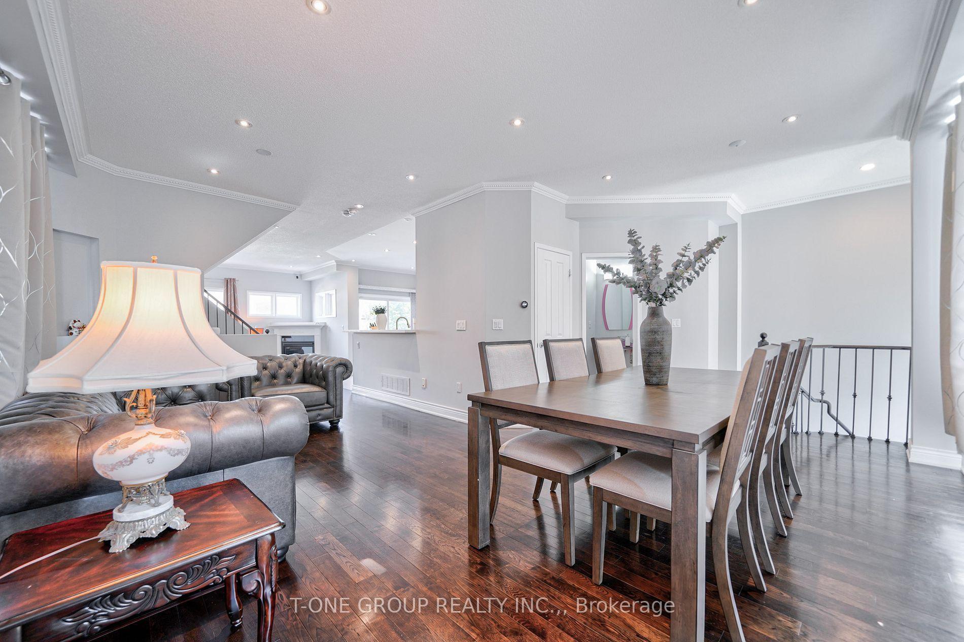 Photo 4 of 3 Mccaul Street, Markham, Berczy — HOMEH
