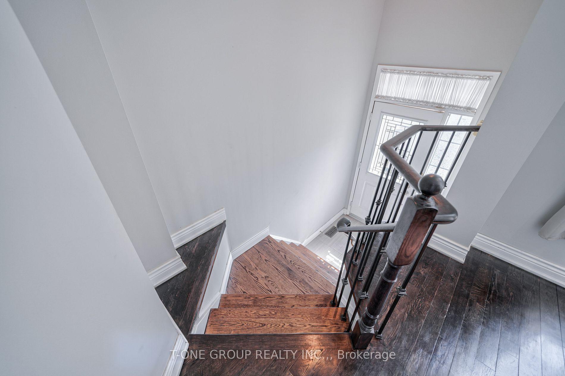 Photo 10 of 3 Mccaul Street, Markham, Berczy — HOMEH