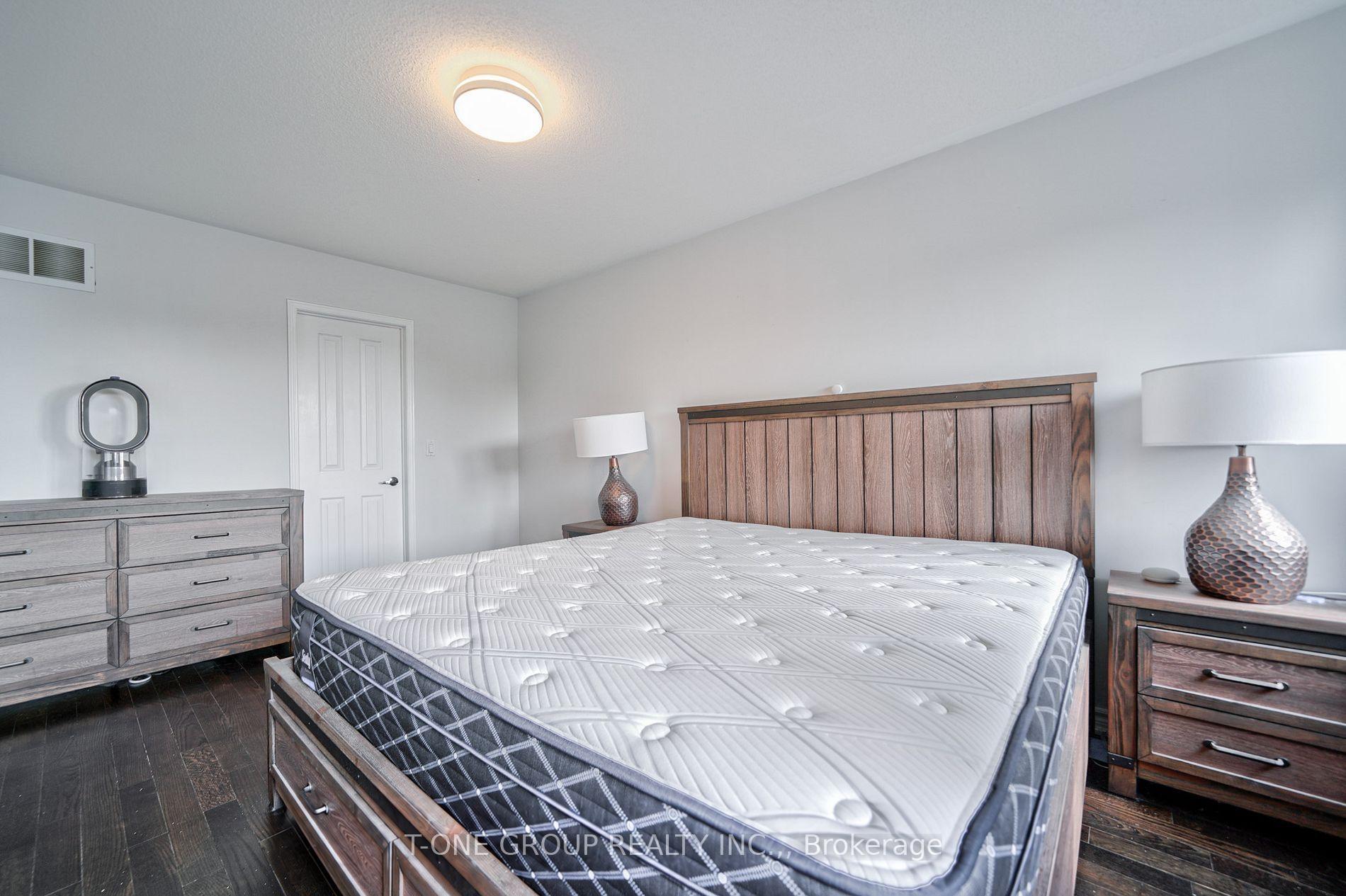 Photo 11 of 3 Mccaul Street, Markham, Berczy — HOMEH