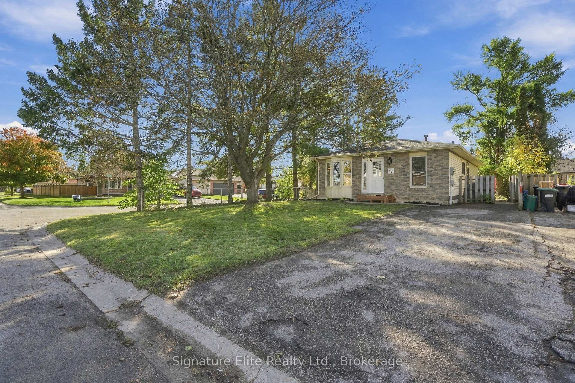 Photo 1 of 44 Bronte Crescent, Barrie, Letitia Heights — HOMEH