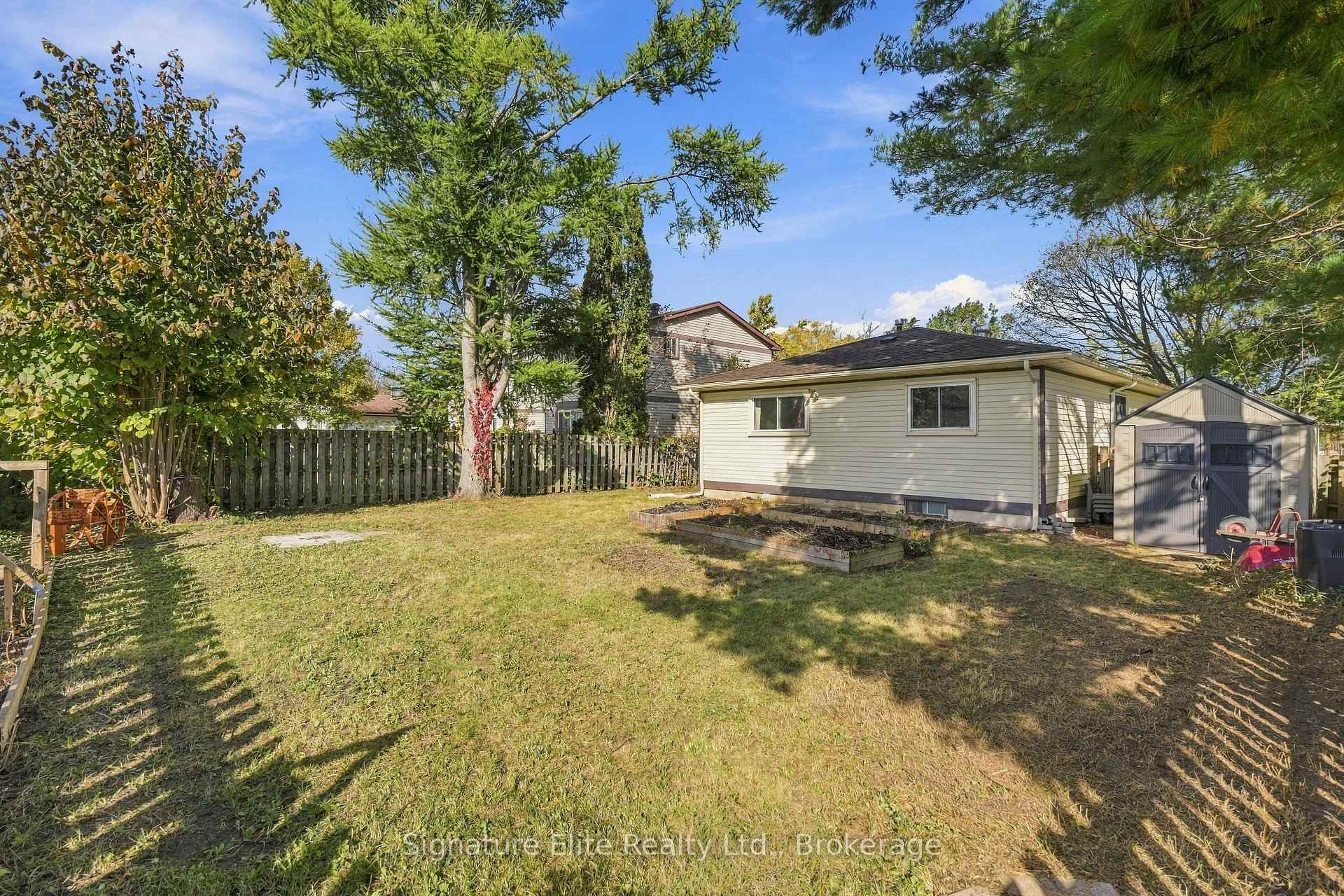 Photo 2 of 44 Bronte Crescent, Barrie, Letitia Heights — HOMEH