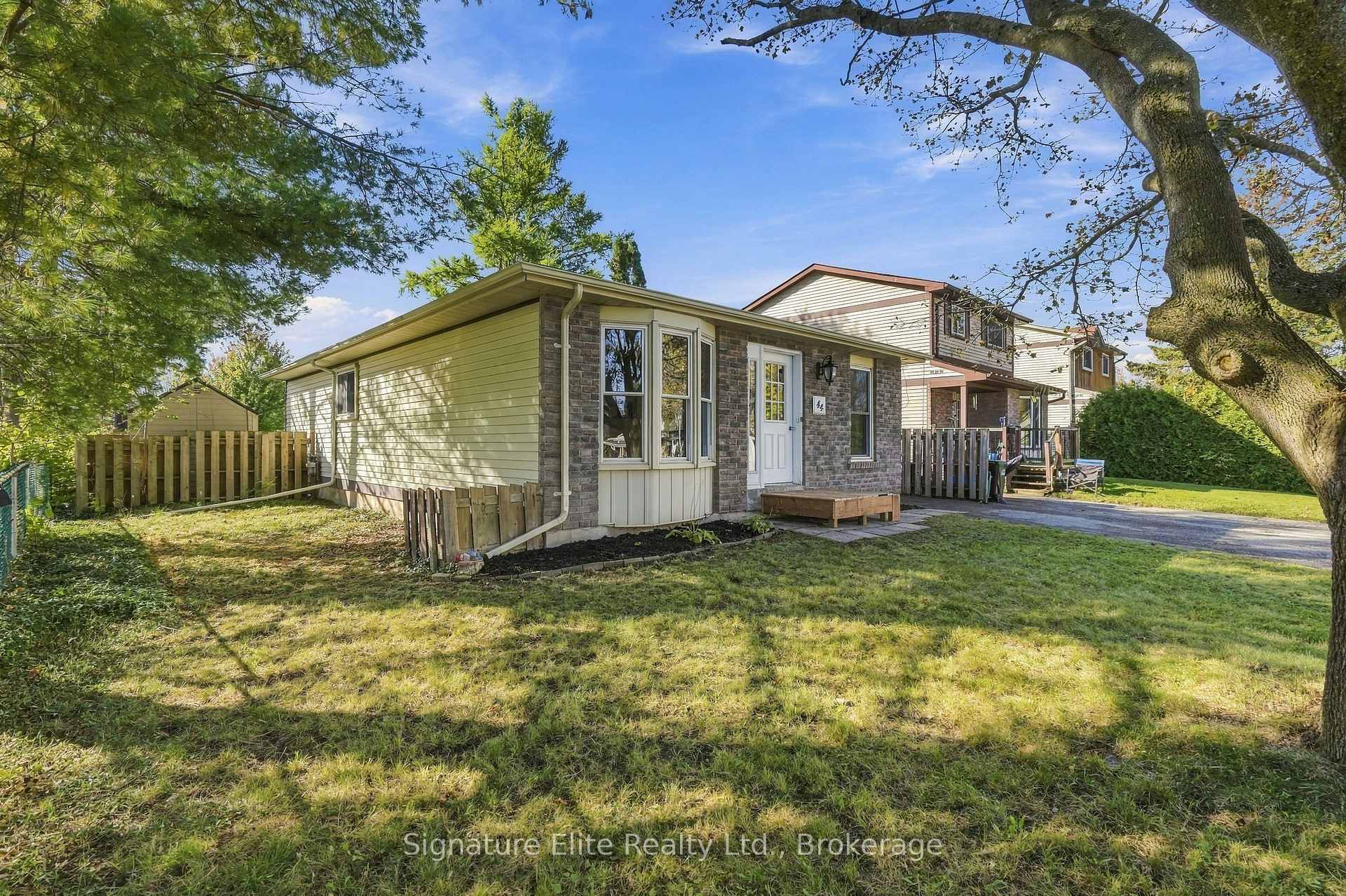 Photo 3 of 44 Bronte Crescent, Barrie, Letitia Heights — HOMEH