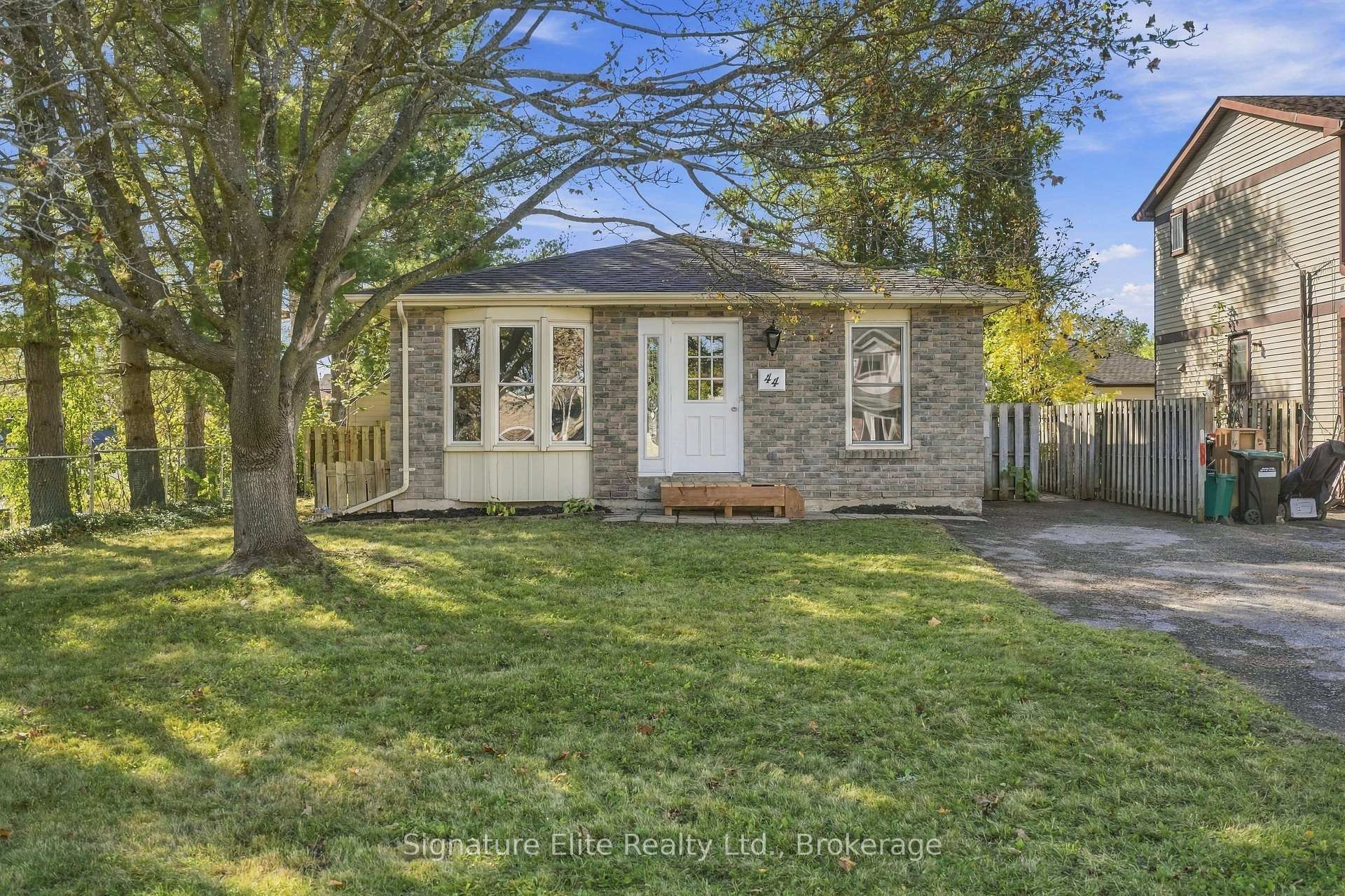 Photo 7 of 44 Bronte Crescent, Barrie, Letitia Heights — HOMEH