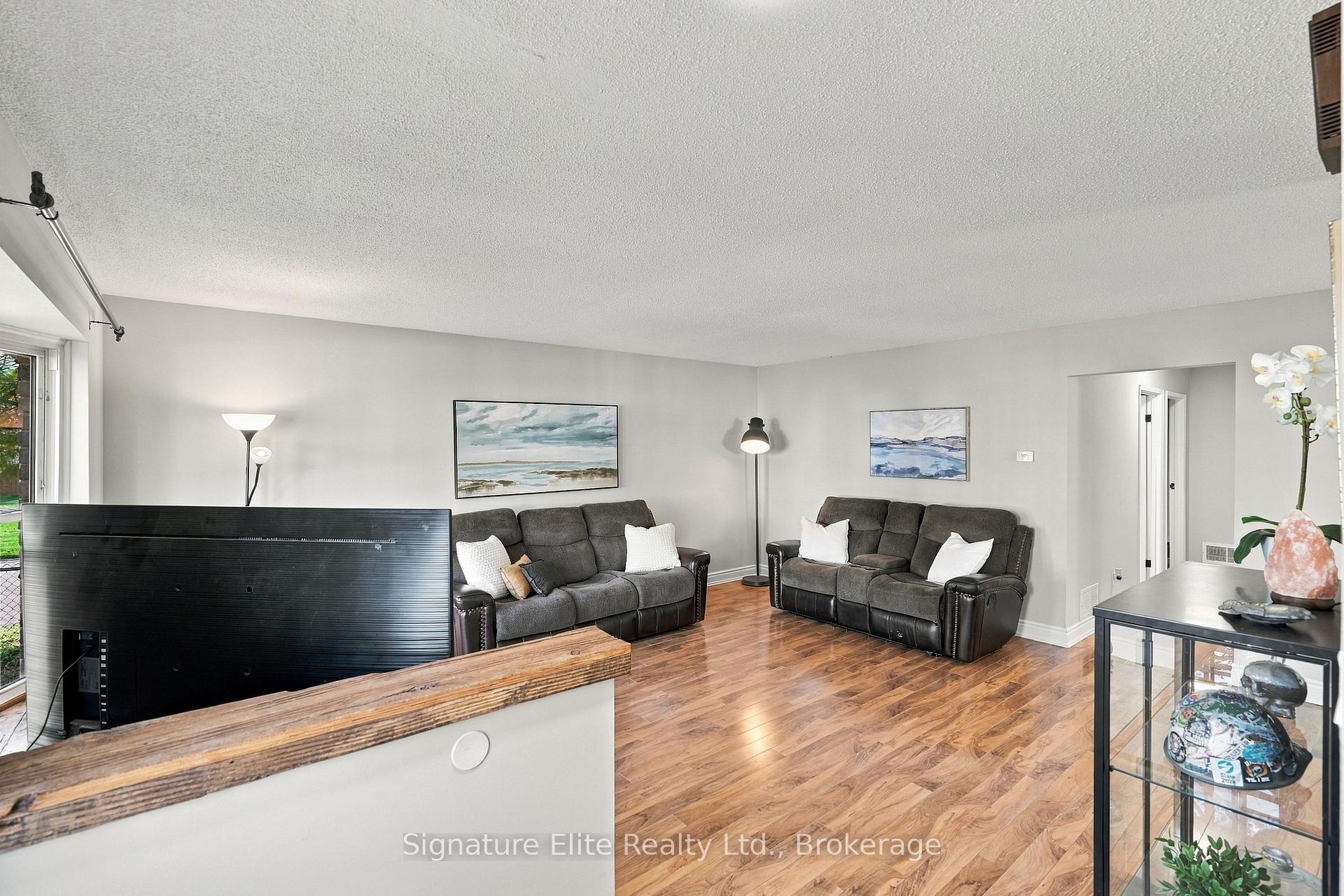 Photo 8 of 44 Bronte Crescent, Barrie, Letitia Heights — HOMEH