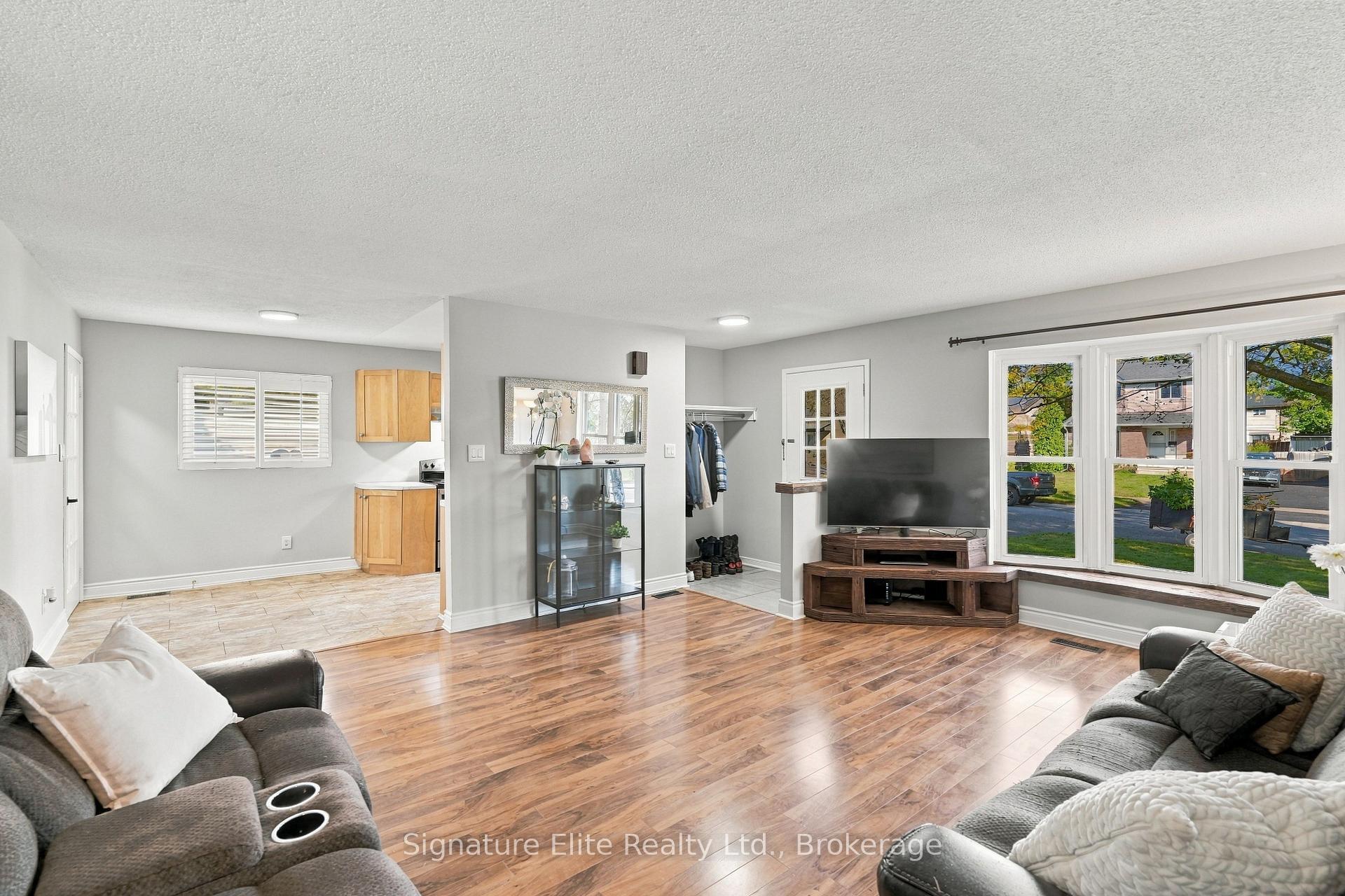 Photo 9 of 44 Bronte Crescent, Barrie, Letitia Heights — HOMEH