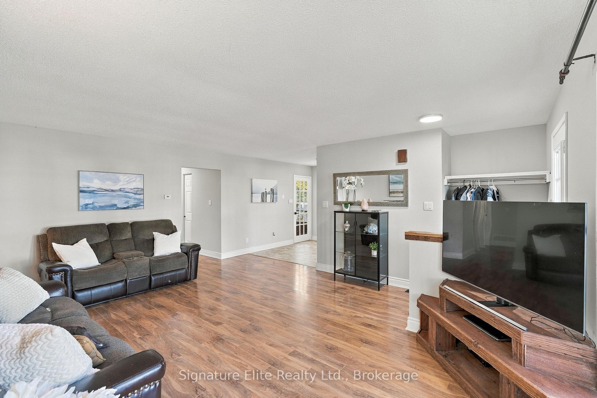 Photo 10 of 44 Bronte Crescent, Barrie, Letitia Heights — HOMEH