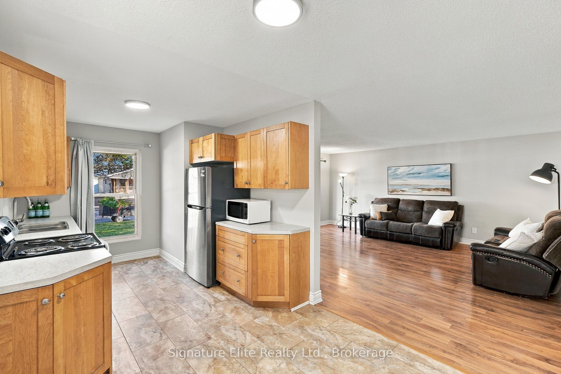 Photo 13 of 44 Bronte Crescent, Barrie, Letitia Heights — HOMEH