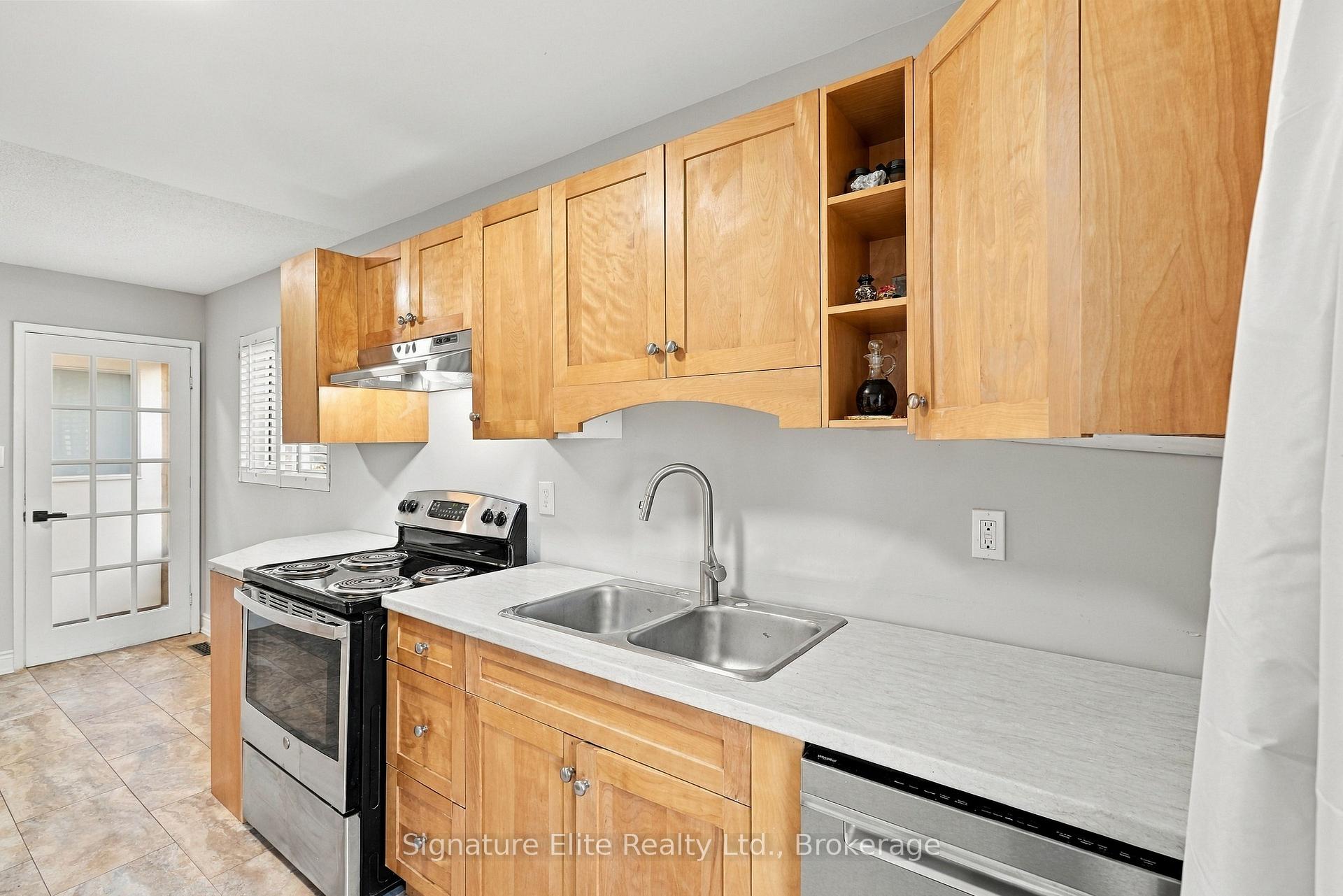 Photo 16 of 44 Bronte Crescent, Barrie, Letitia Heights — HOMEH