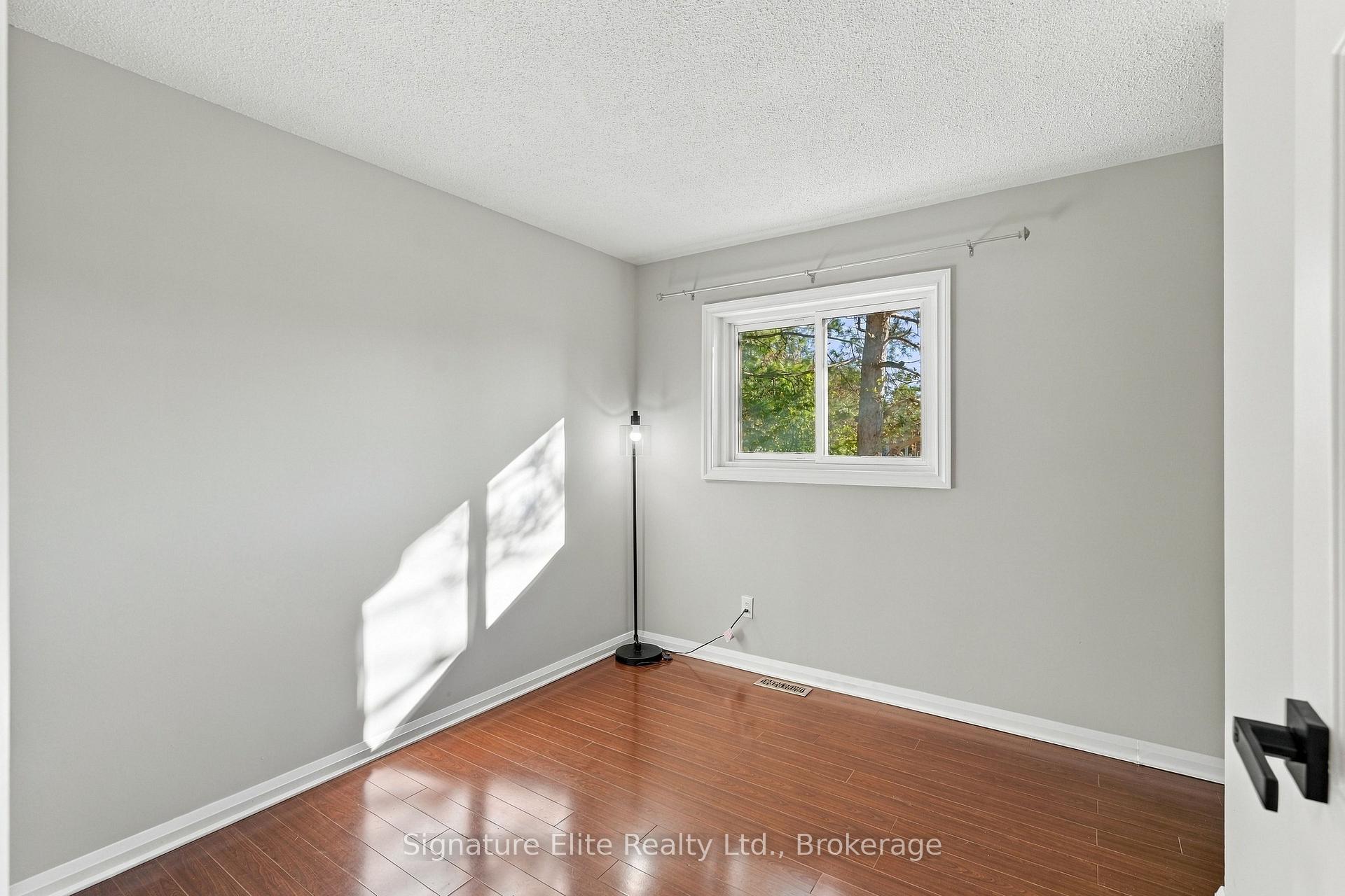 Photo 23 of 44 Bronte Crescent, Barrie, Letitia Heights — HOMEH