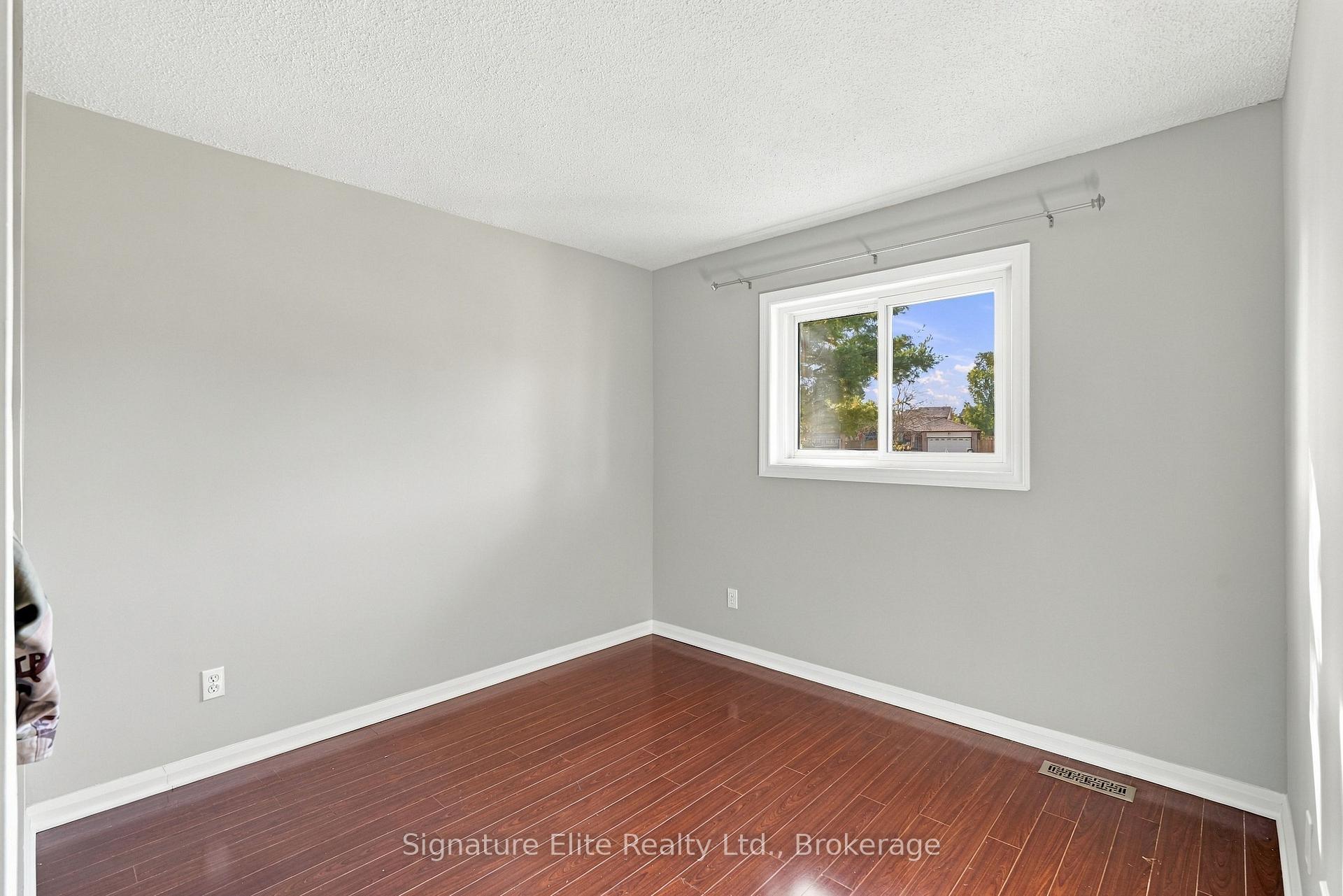 Photo 26 of 44 Bronte Crescent, Barrie, Letitia Heights — HOMEH