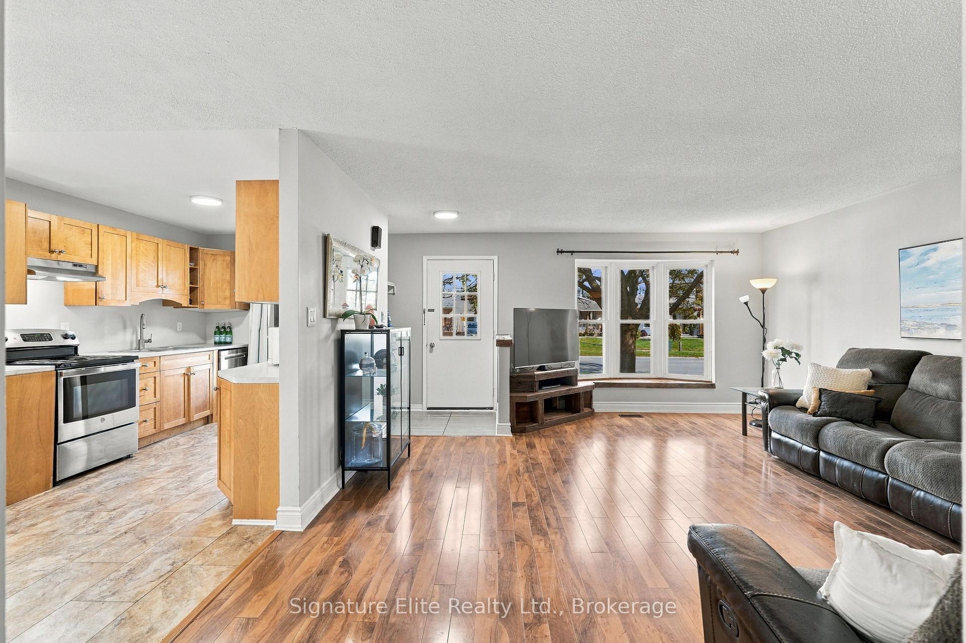 Photo 30 of 44 Bronte Crescent, Barrie, Letitia Heights — HOMEH