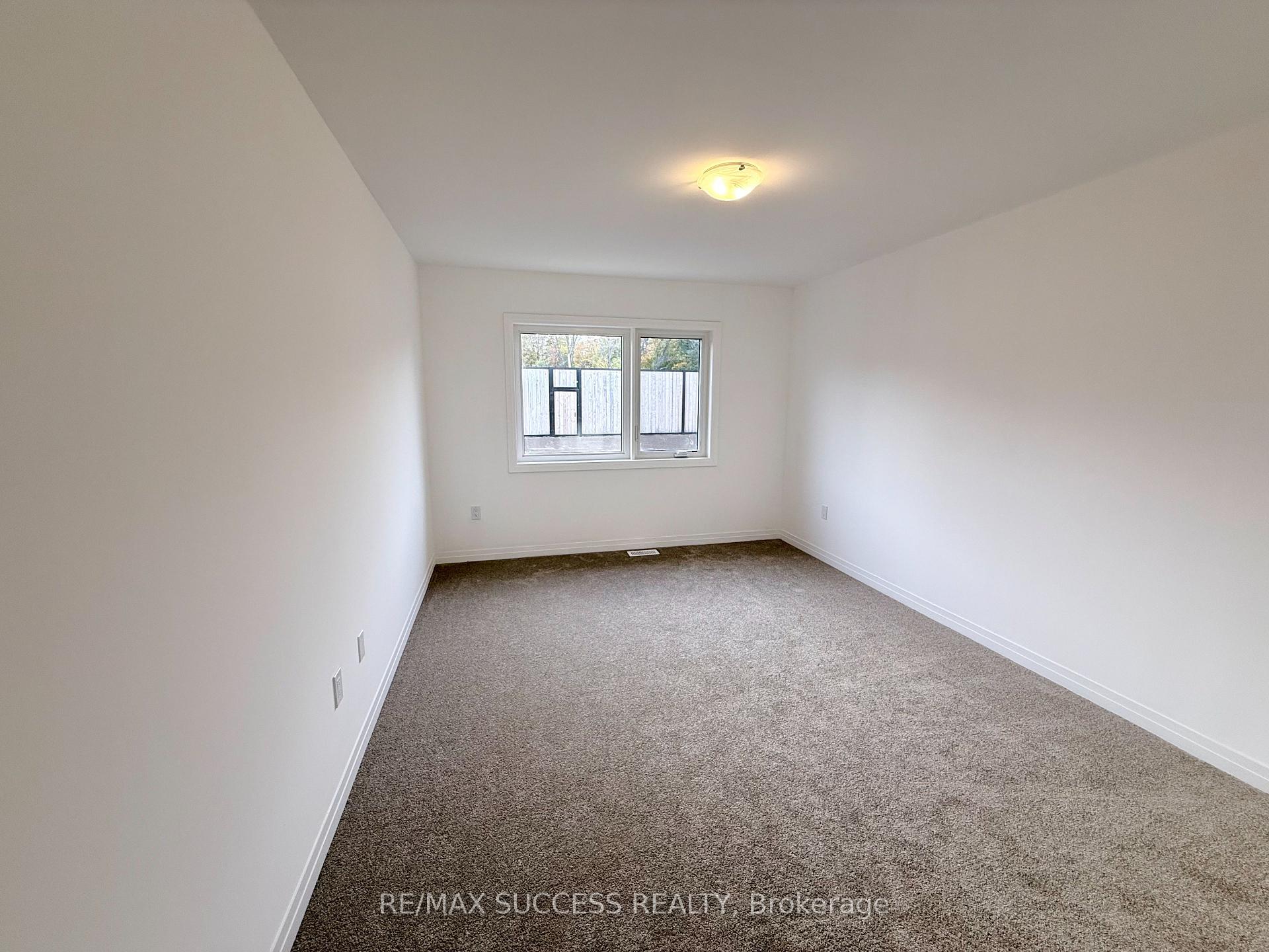 Photo 15 of 93 Flan Boulevard, Barrie, Rural Barrie Southeast — HOMEH