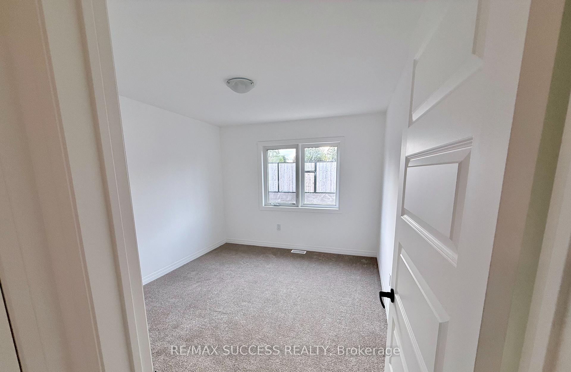 Photo 18 of 93 Flan Boulevard, Barrie, Rural Barrie Southeast — HOMEH