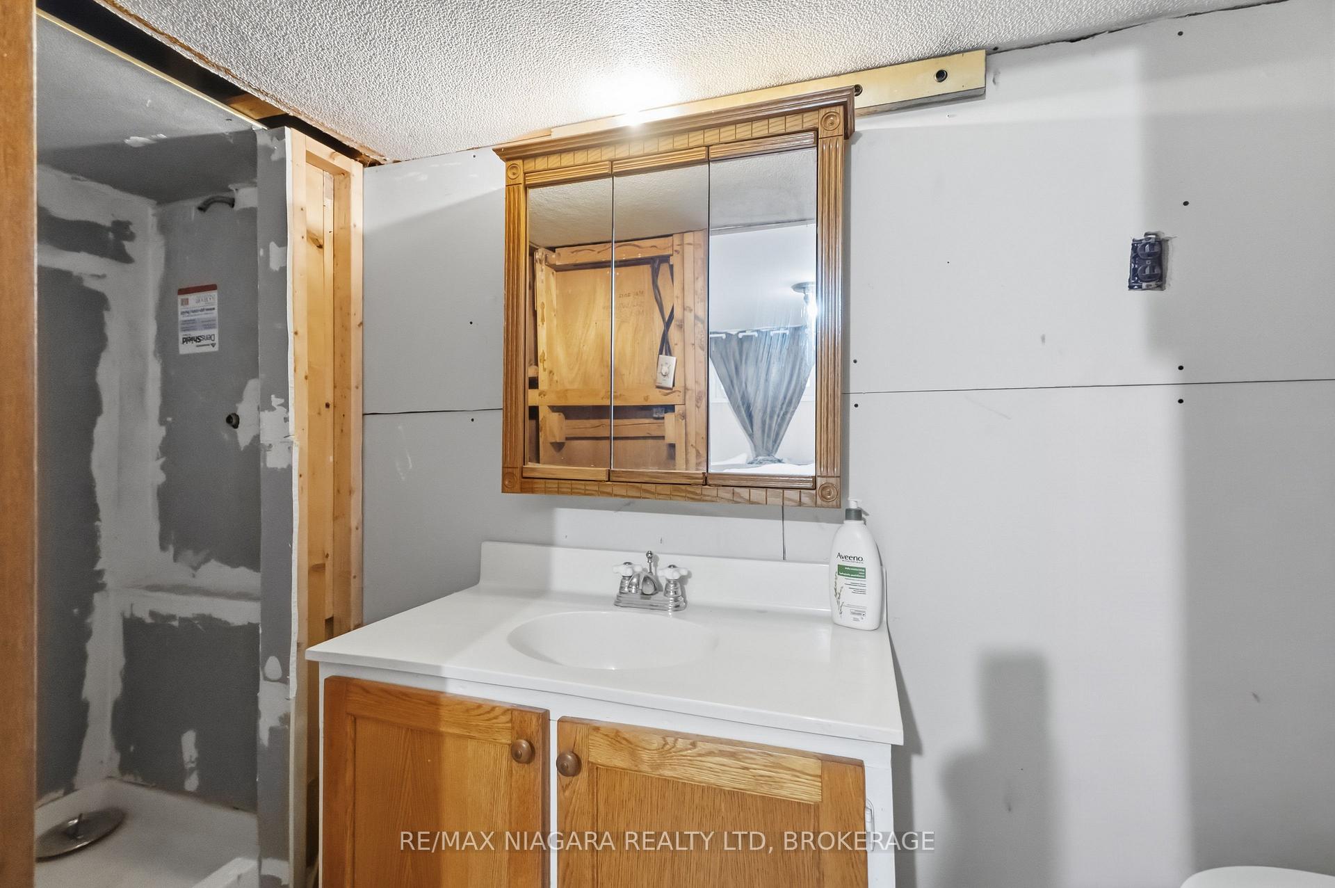Photo 24 of 4 Walker Avenue, St. Catharines, Vine/Linwell — HOMEH