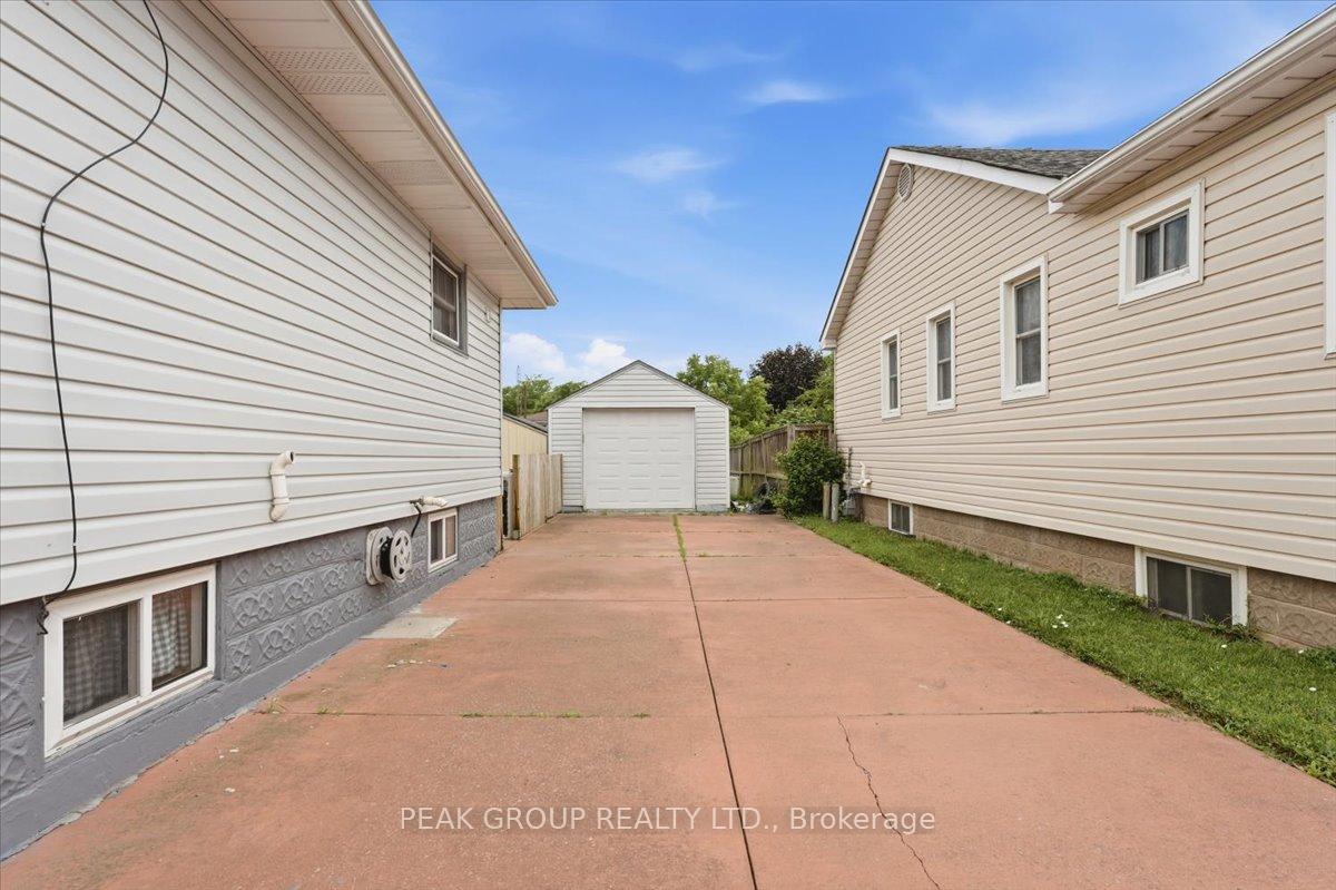 Photo 2 of 6233 Montrose Road, Niagara Falls, West Wood — HOMEH