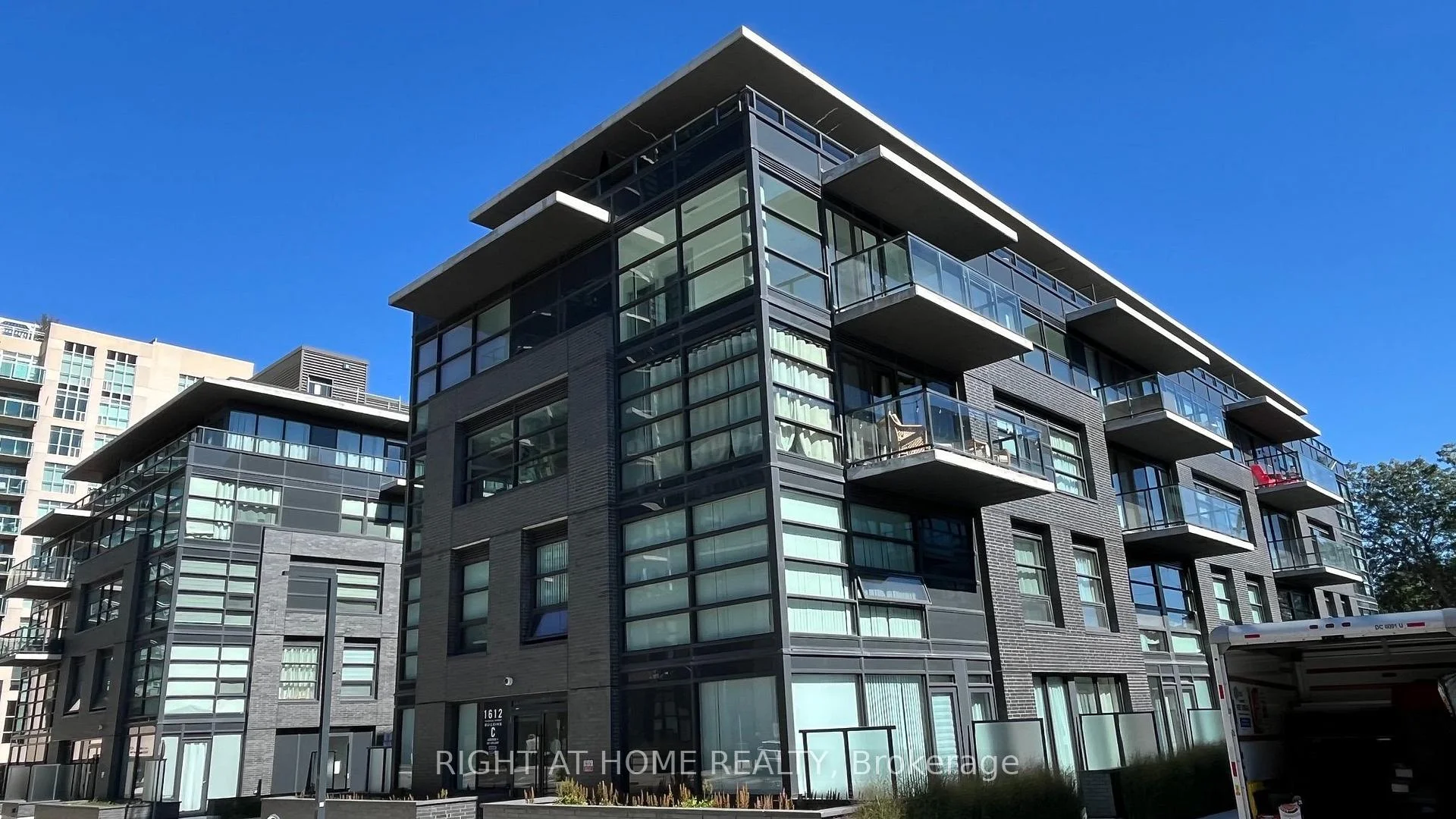 Front of Unit 425, 1612 Charles Street