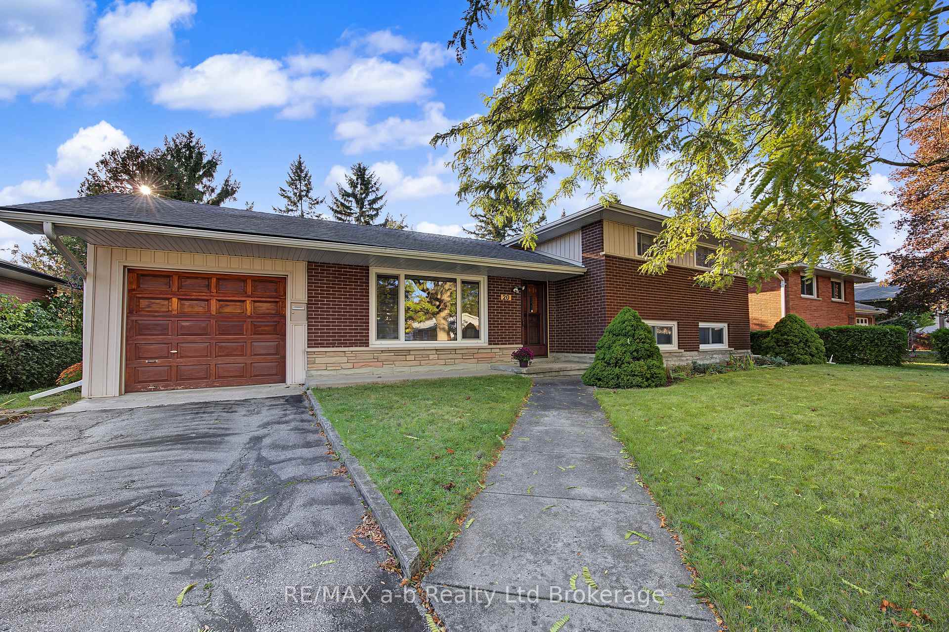 Photo 2 of 20 Pinecrest Avenue, Cambridge, Christopher-Champlain — HOMEH