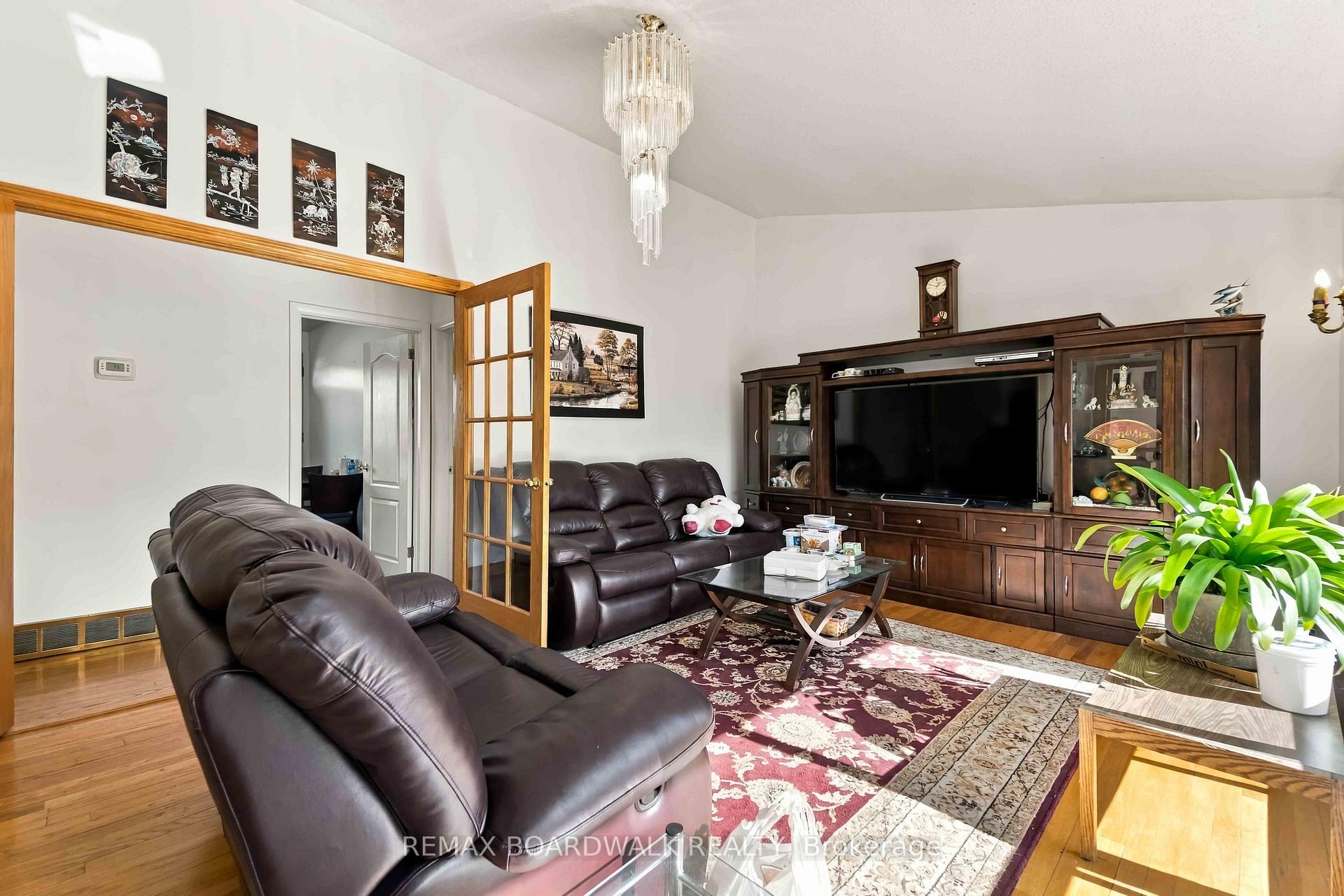 Photo 2 of 2173 Carnegie Street, Ottawa, Elmvale Acres/Urbandale — HOMEH