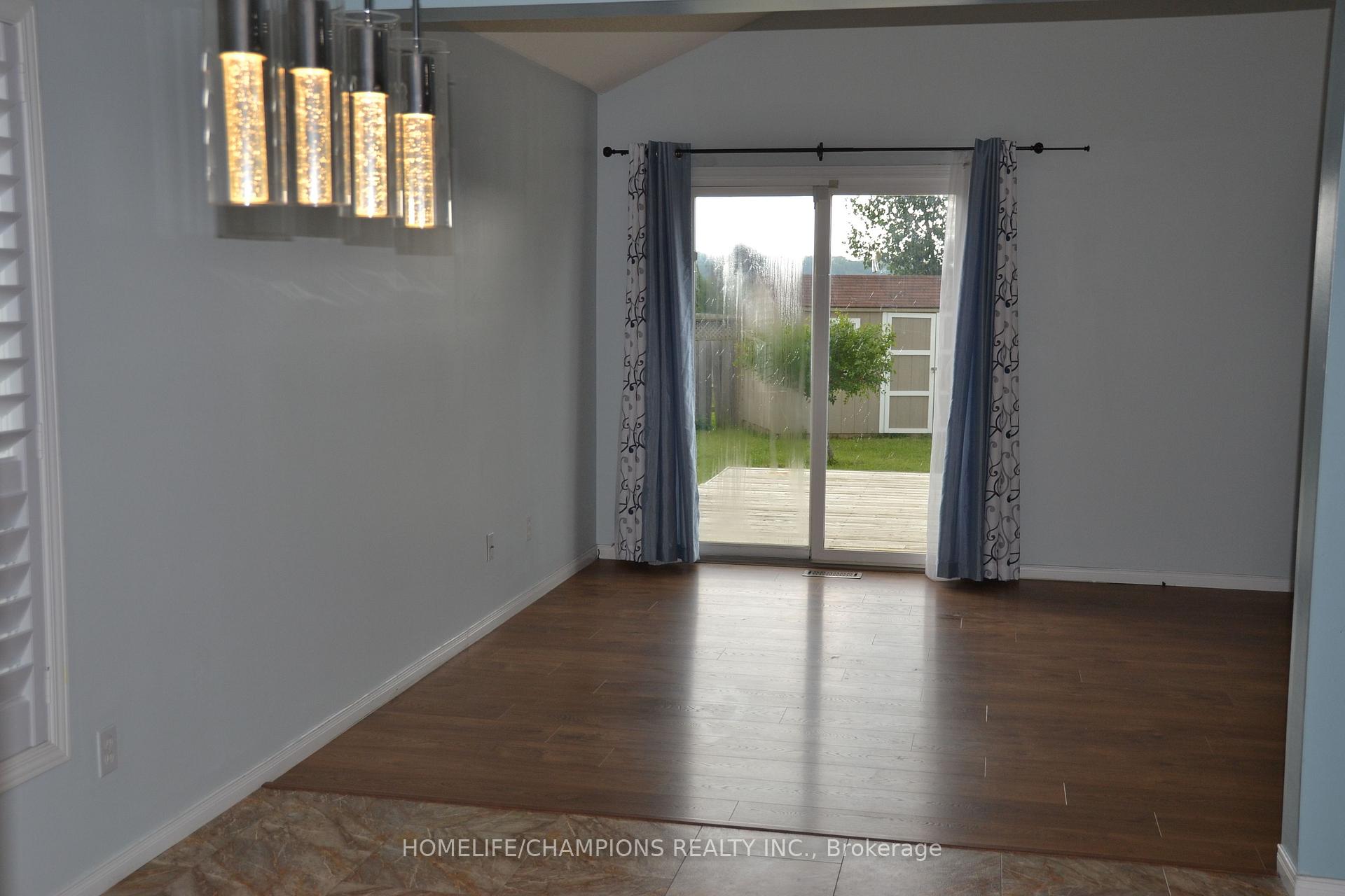 Photo 9 of 132 Henhoeffer Crescent, Kitchener, Larentian West — HOMEH