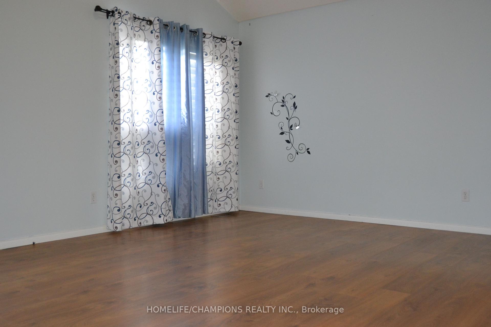 Photo 11 of 132 Henhoeffer Crescent, Kitchener, Larentian West — HOMEH