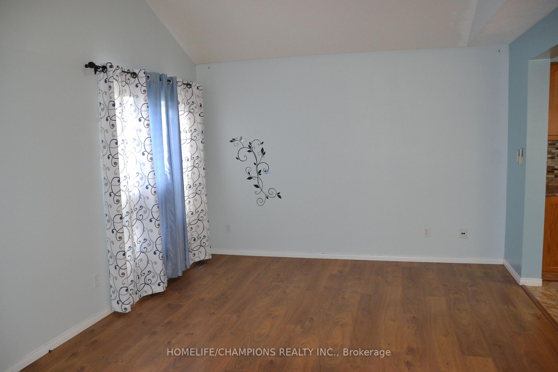 Photo 12 of 132 Henhoeffer Crescent, Kitchener, Larentian West — HOMEH