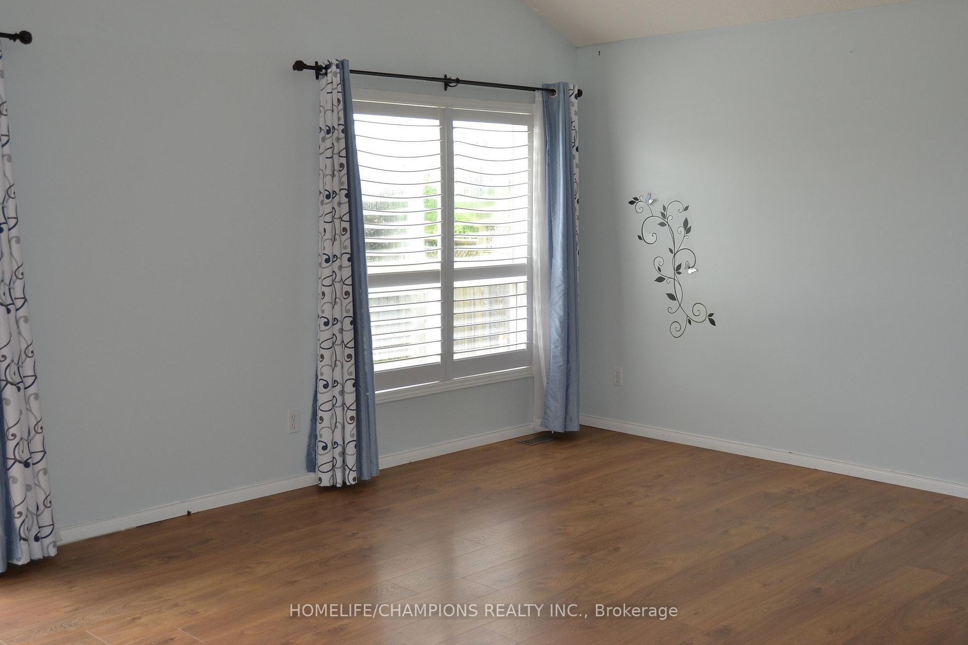 Photo 24 of 132 Henhoeffer Crescent, Kitchener, Larentian West — HOMEH